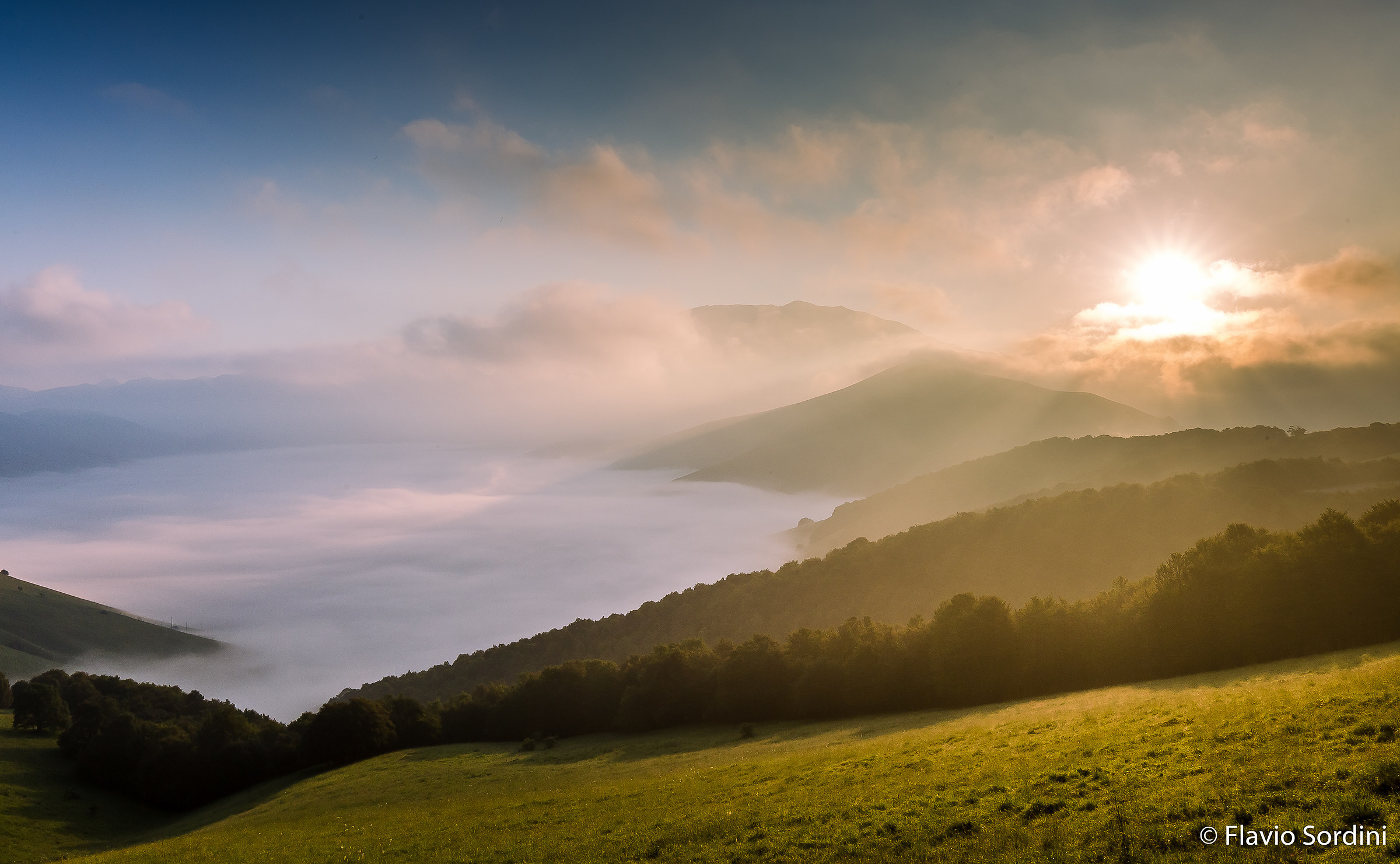Alba tra nuvole e nebbia