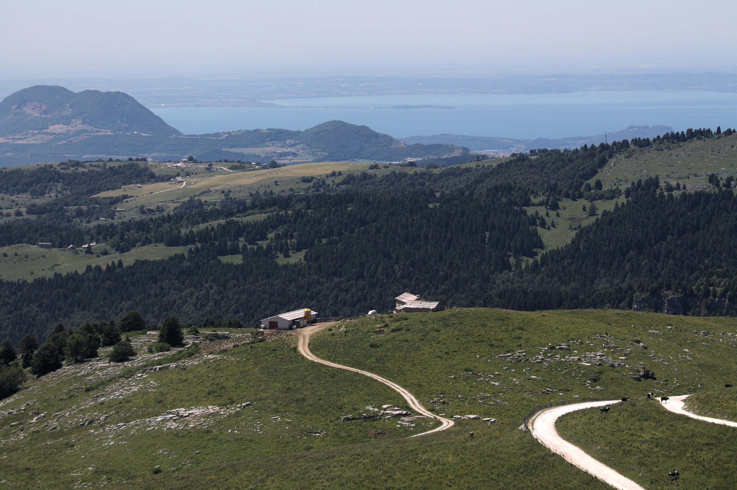 Il lago di garda visto da rifugio primaneve