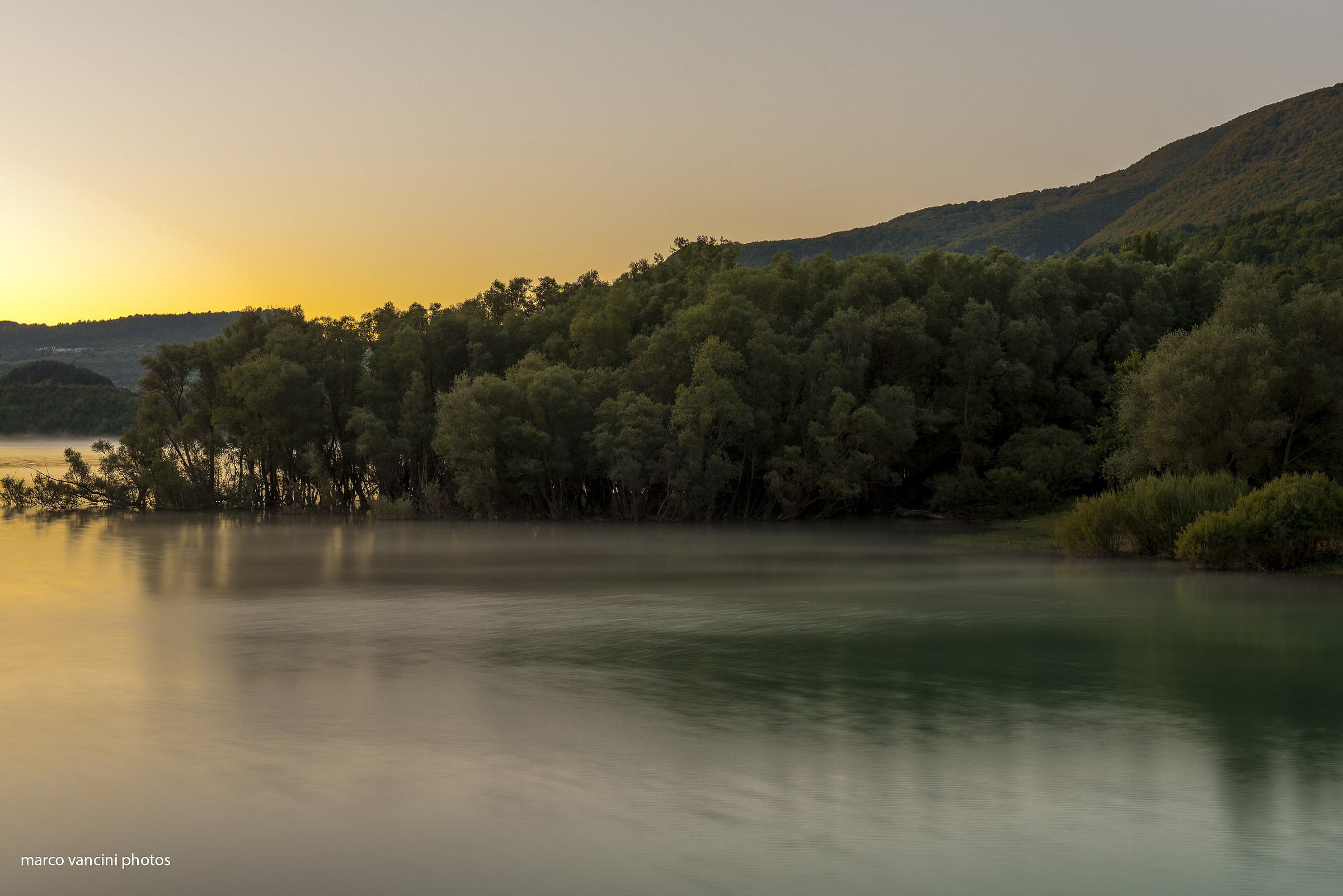 L'alba sul lago