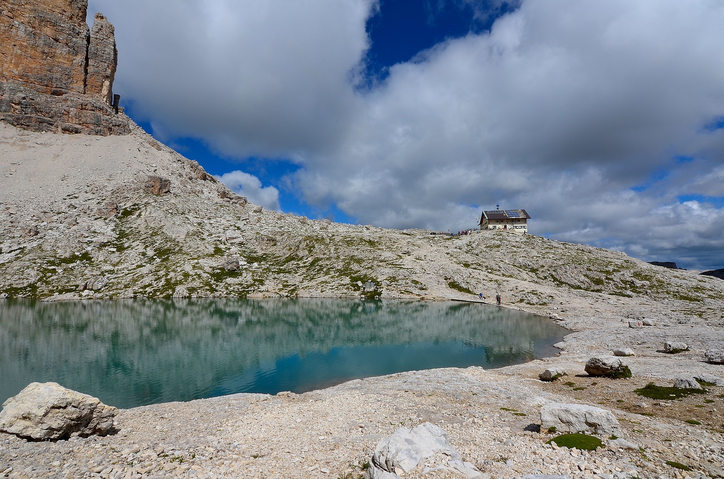 lago pisciadù con omonimo rifugio