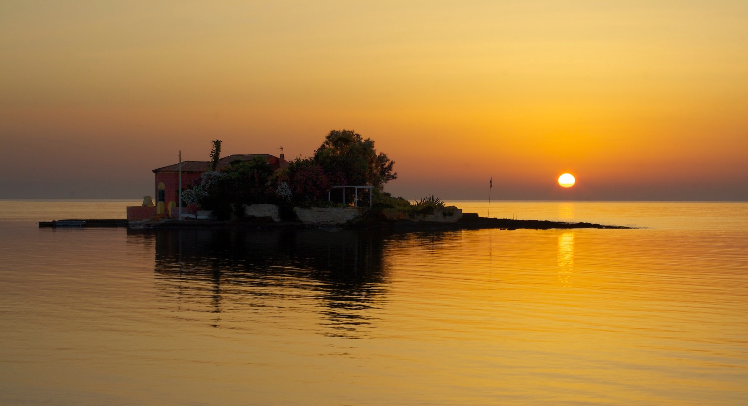 Alba sull'isolotto Brancati