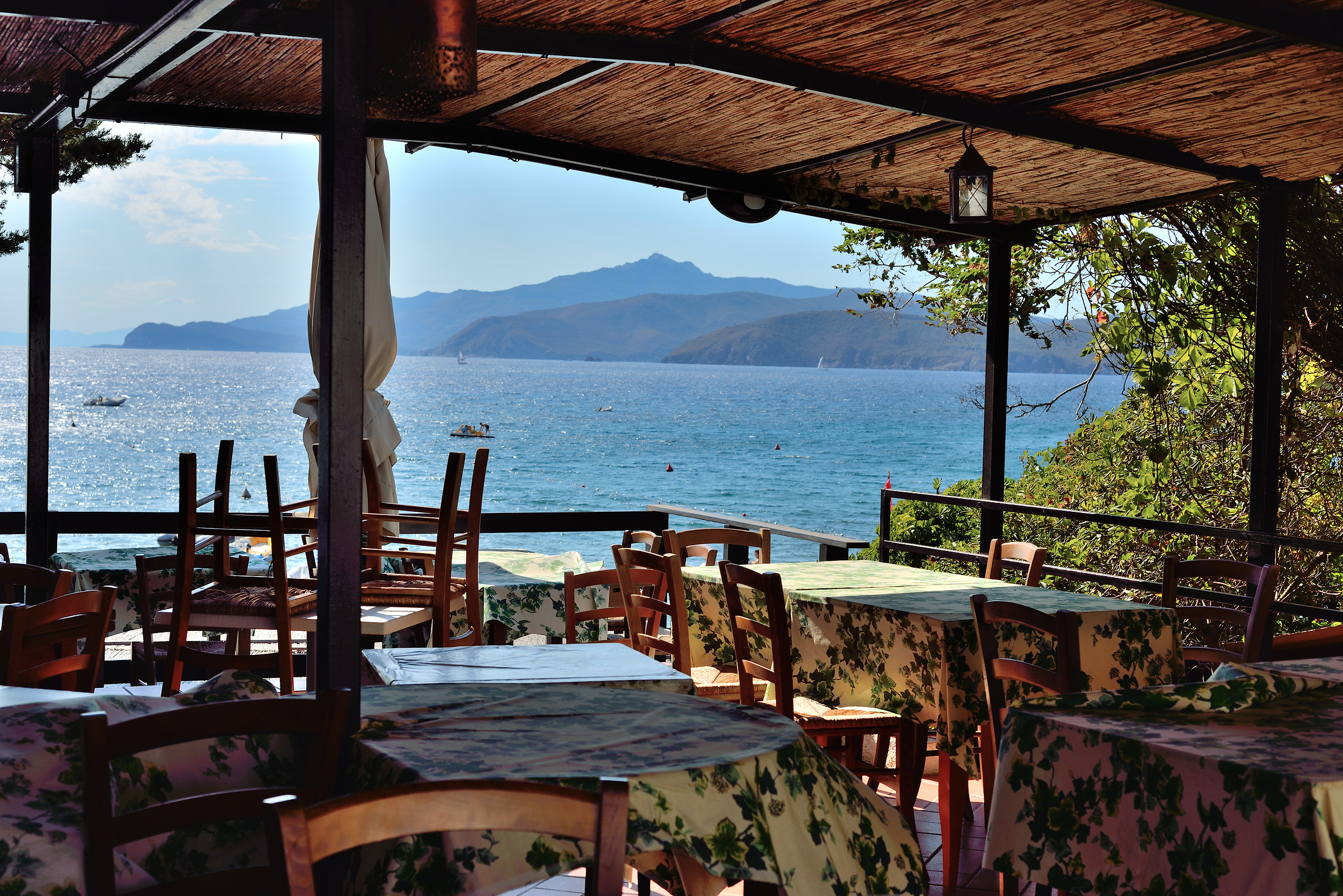 Tavolo vista mare (e monti)