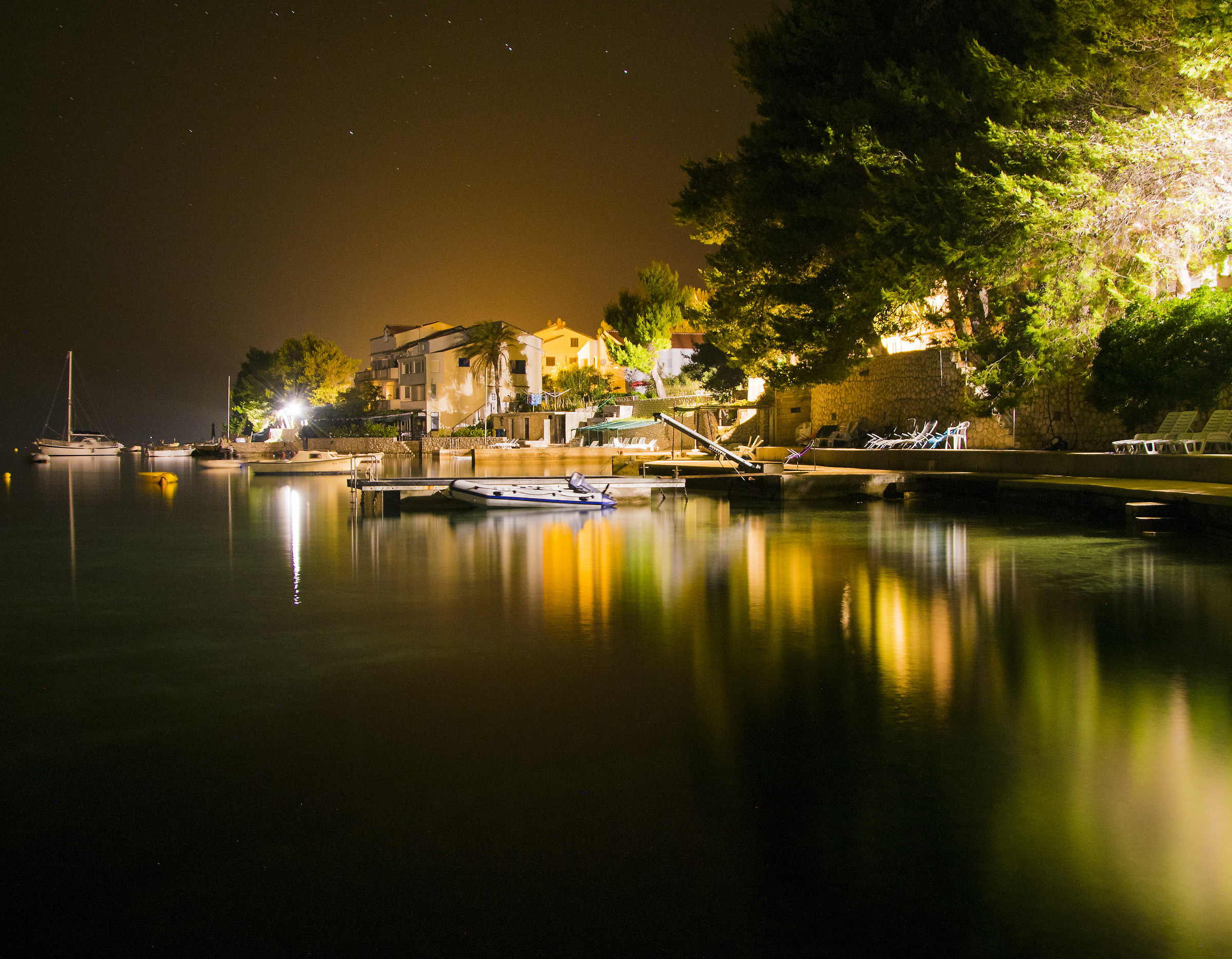 Riflessi di un paesino Croato sull'Adriatico