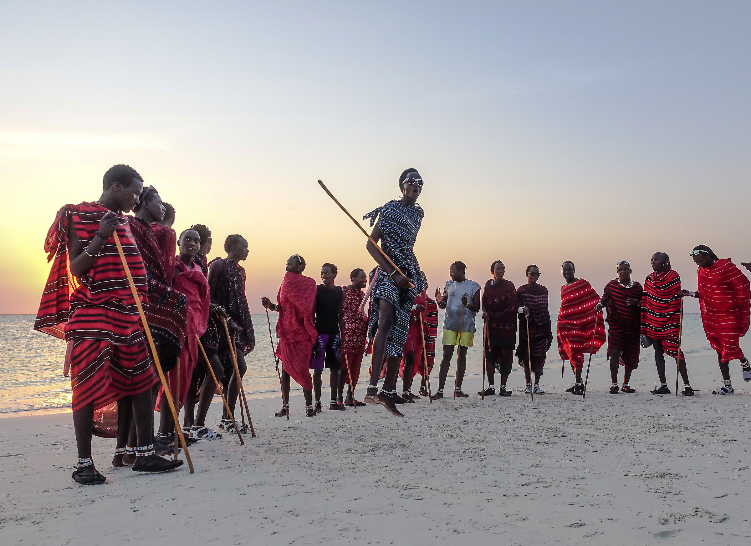 Masai che danzano sulla spiaggia.