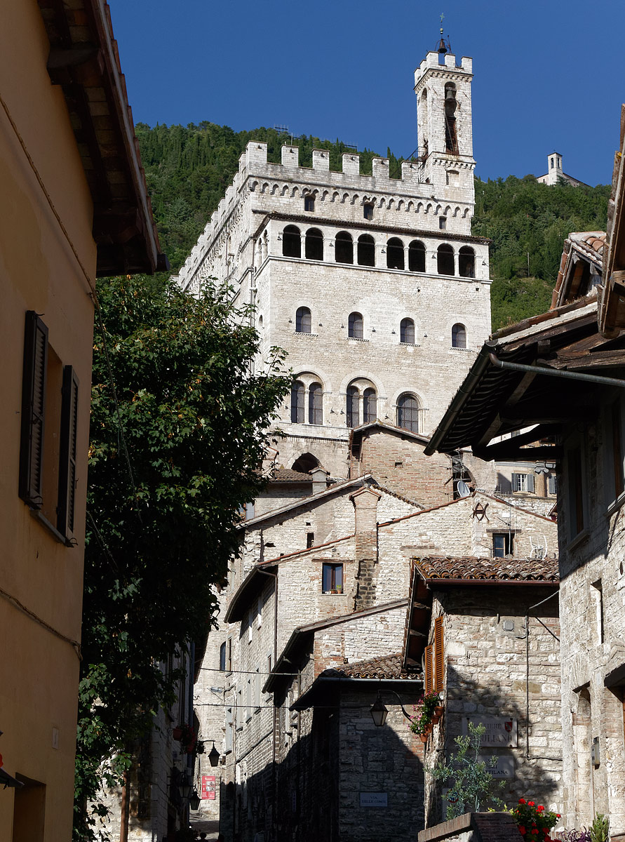 Gubbio - Palazzo dei Consoli visto da via Piccardi