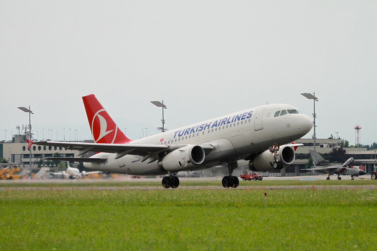 Turkish Airlines Airbus 319 with Tornado