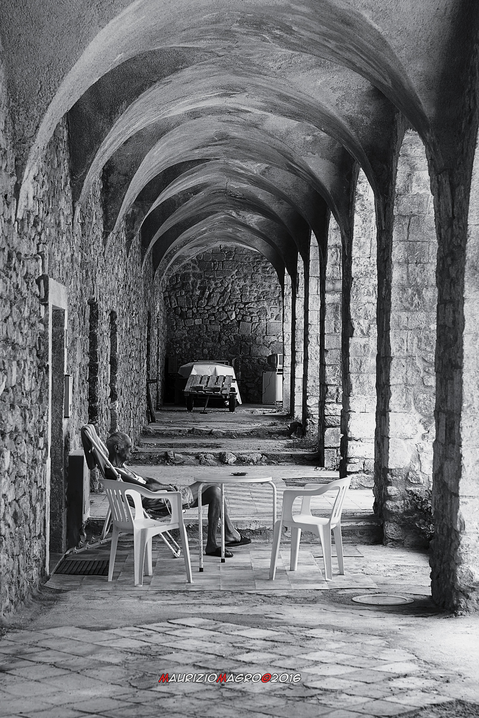 E intanto il tempo passa guardando fuori dal porticato
