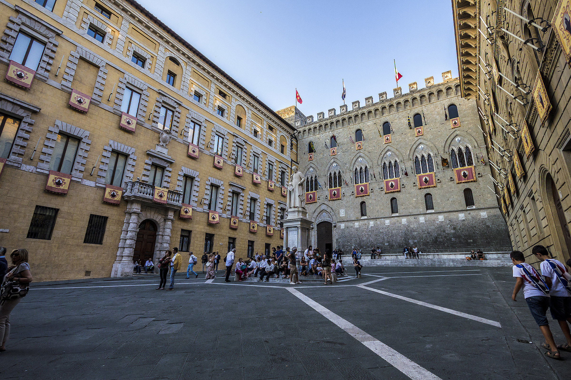 Piazza Salimbeni, Siena