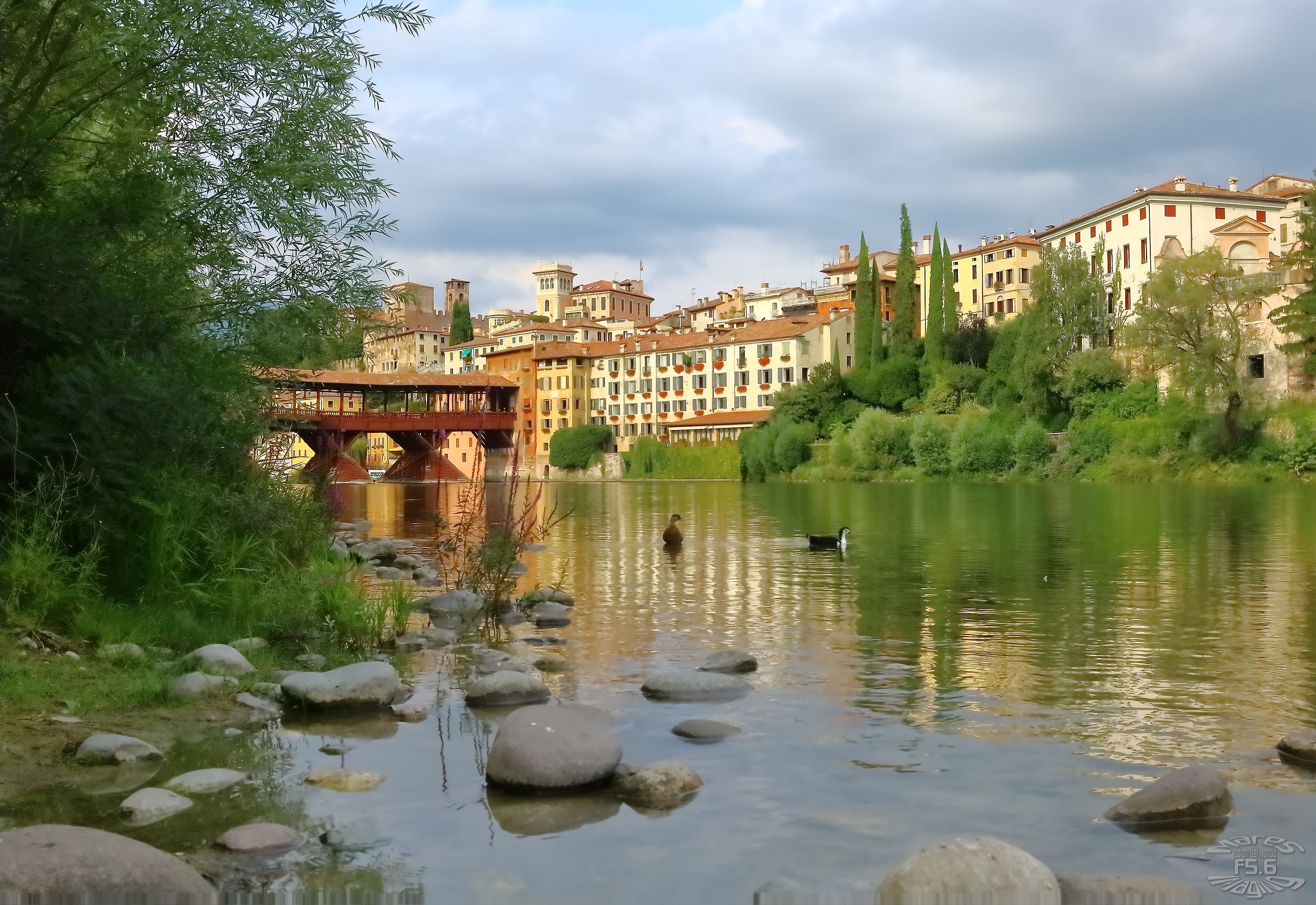 Ponte Vecchio con modelle acquatiche