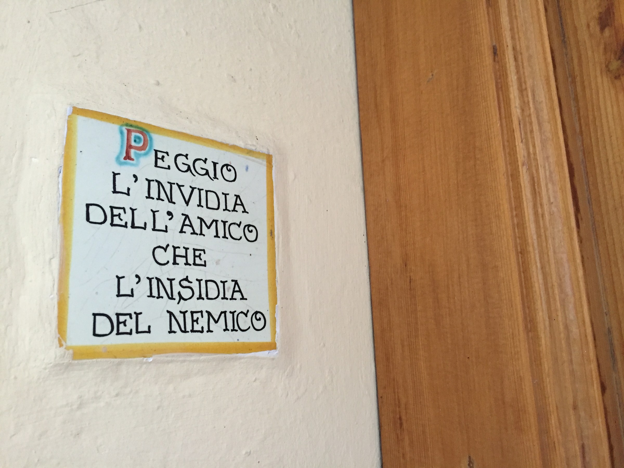 Stizzoso padrone di casa.