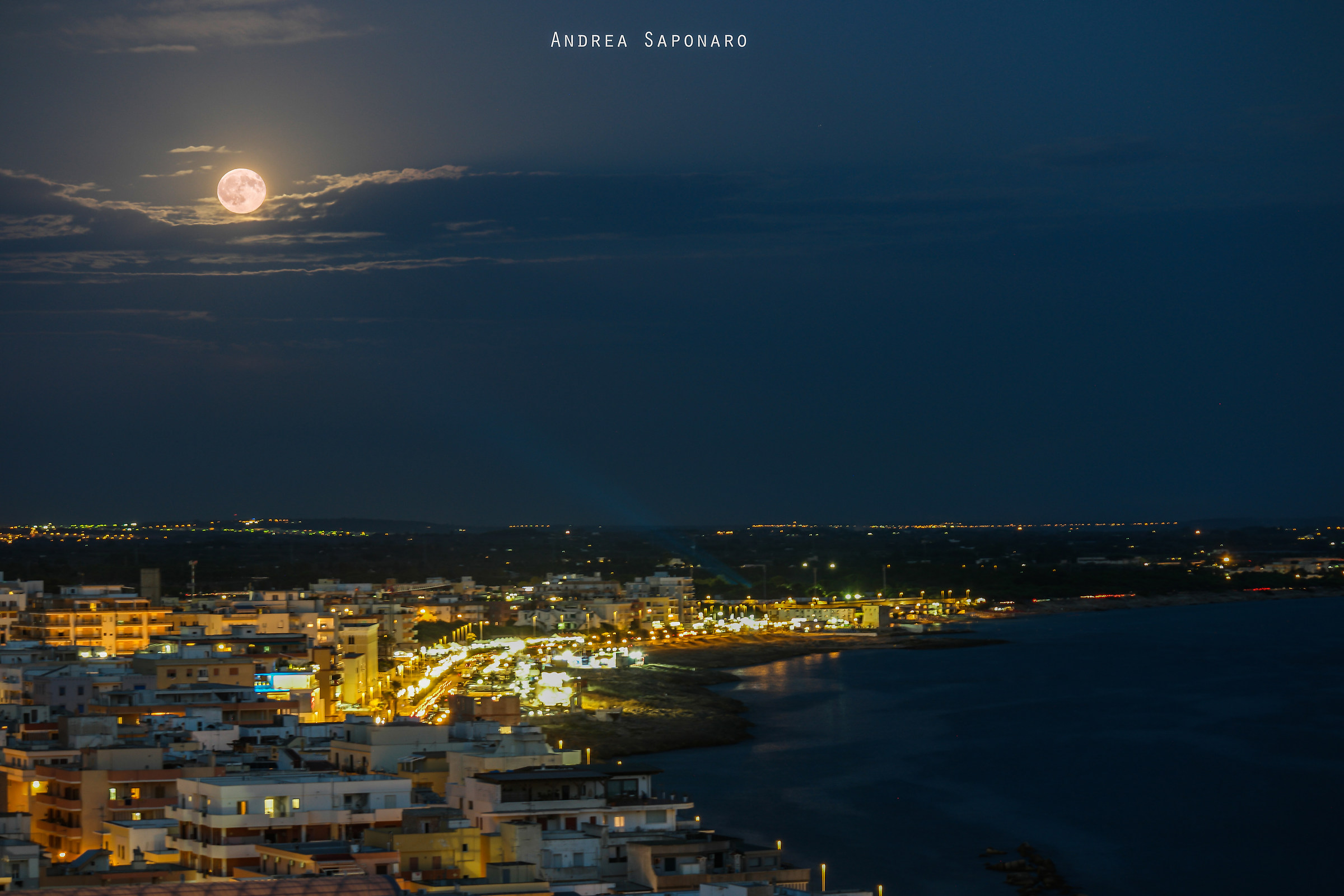 Dal Grattacielo di Gallipoli, un faro illumina la luna