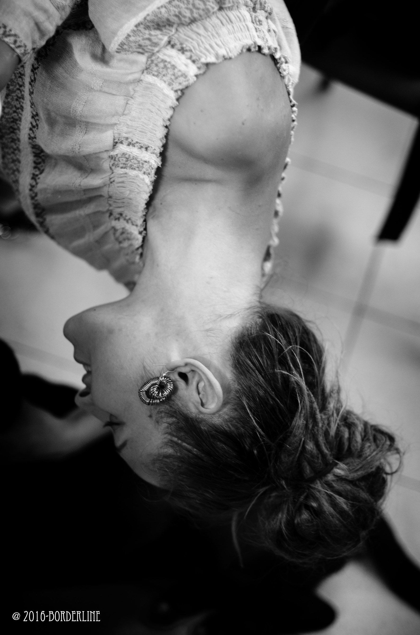 Est si gracieuse et fluette