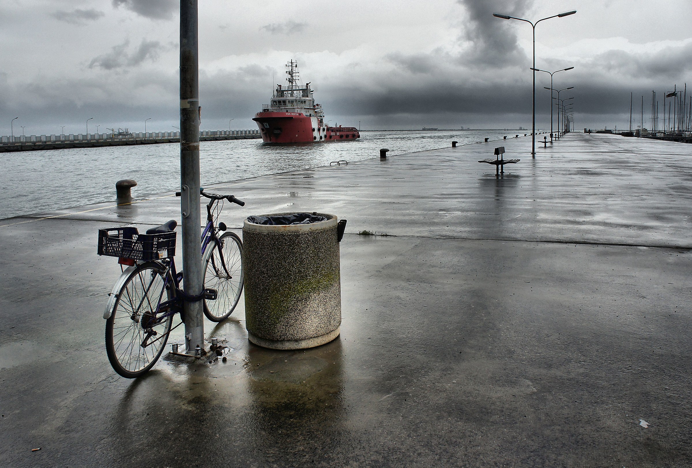 Un mattino sul molo bagnato.