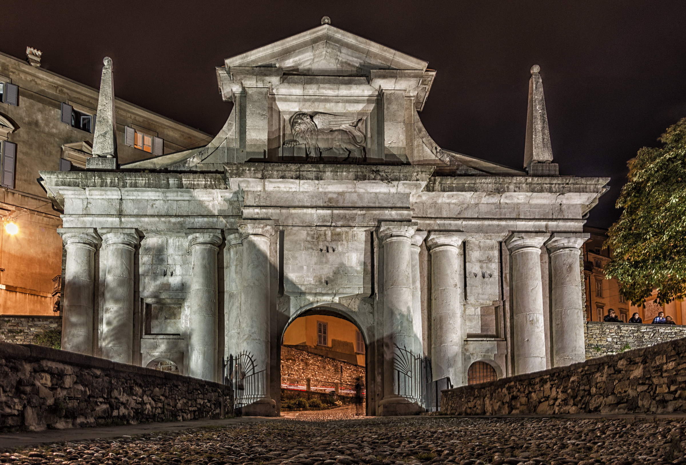 porta san giacomo in notturna