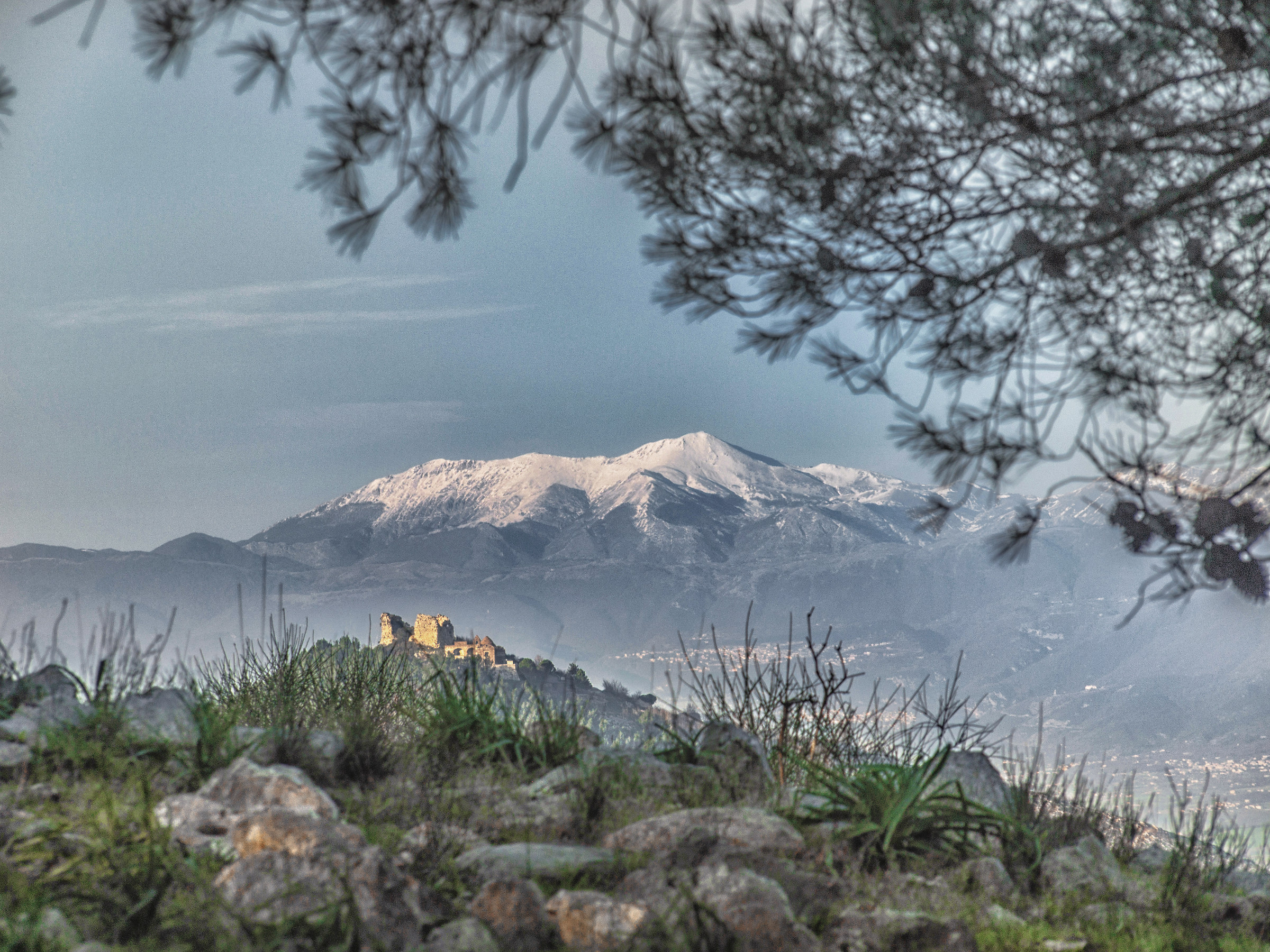 Castello di Morrone e monti del Matese