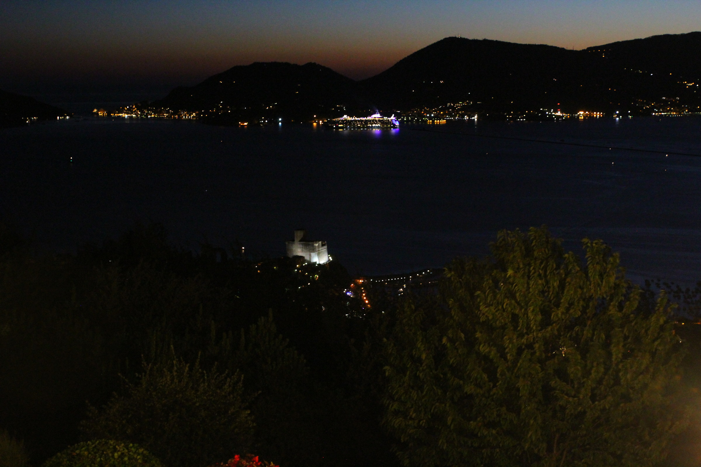 Uscita notturna nave da crociera porto di LaSpezia