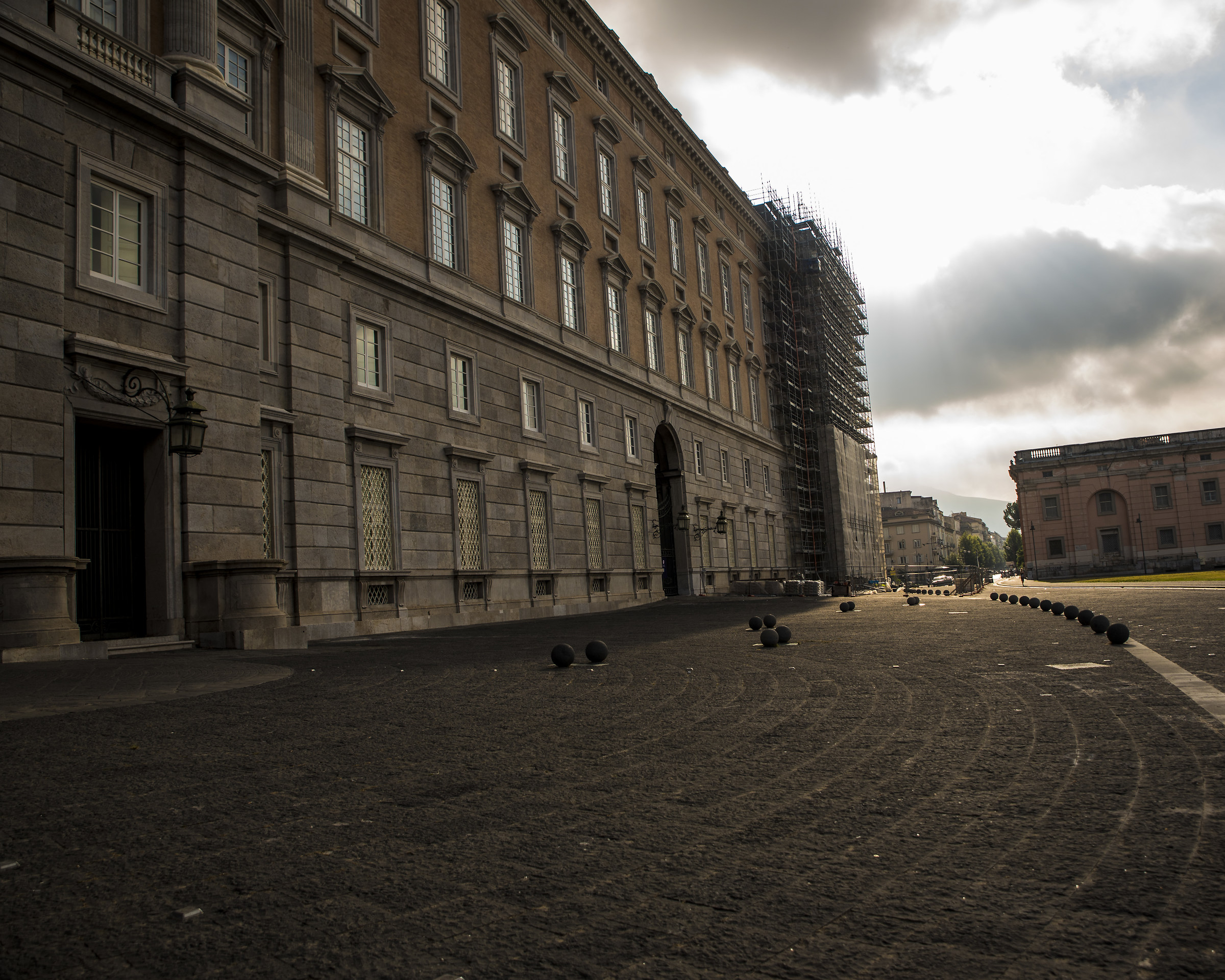 Reggia di Caserta prime luci dell alba