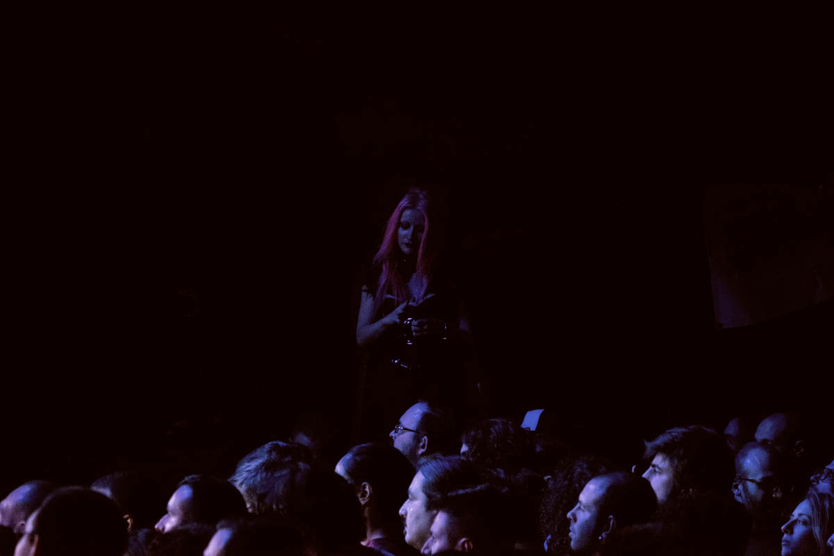 A lato della platea...