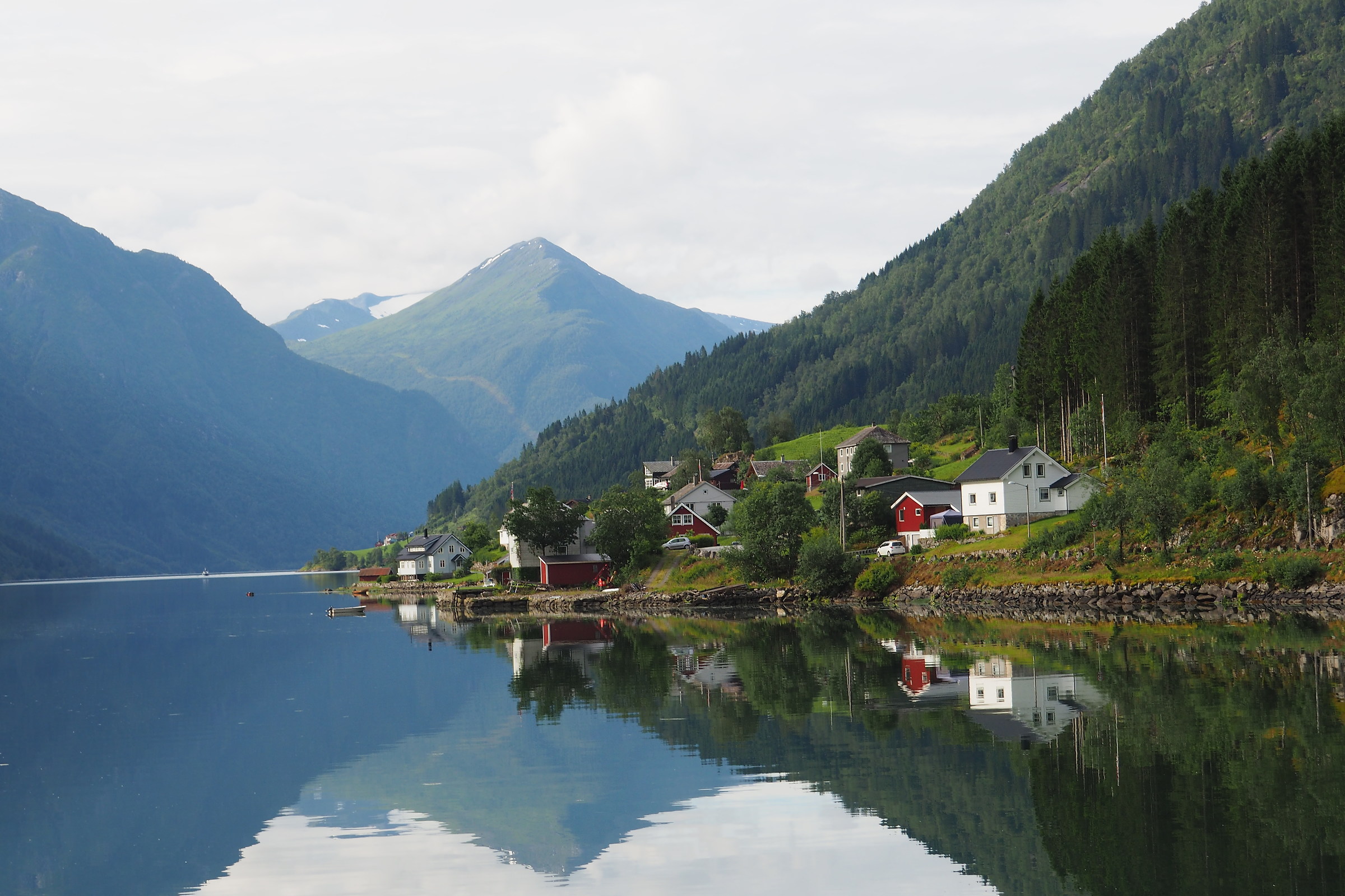 Paesaggio norvegese riflesso nel fiordo