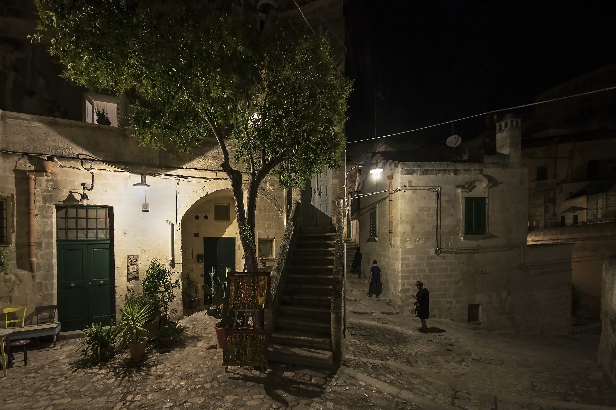 the night between the alleys of Matera