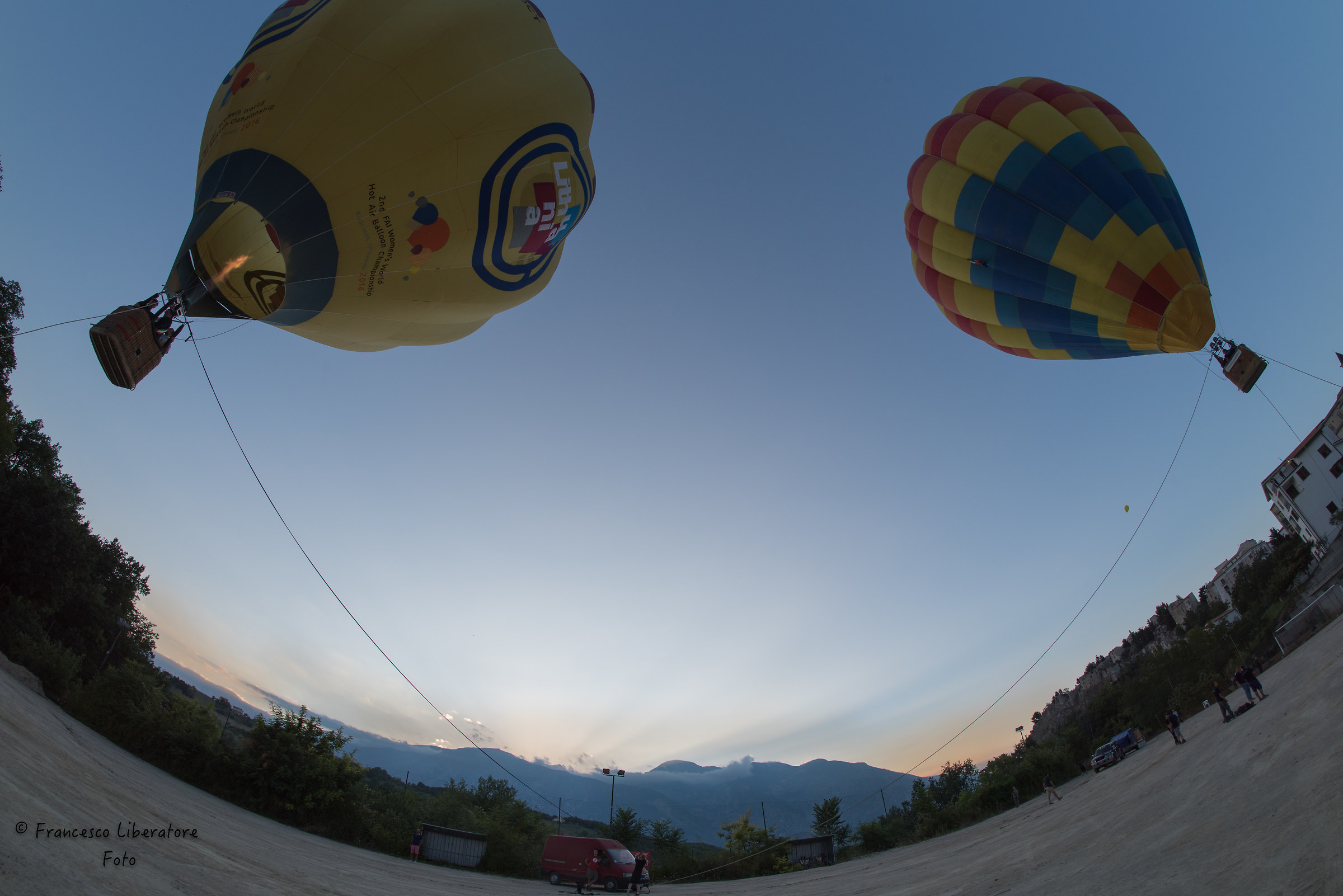 mongolfiere in volo..