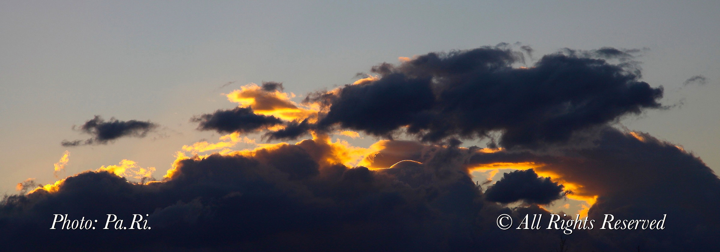 Il sole mette il " rimmel " alle nuvole.