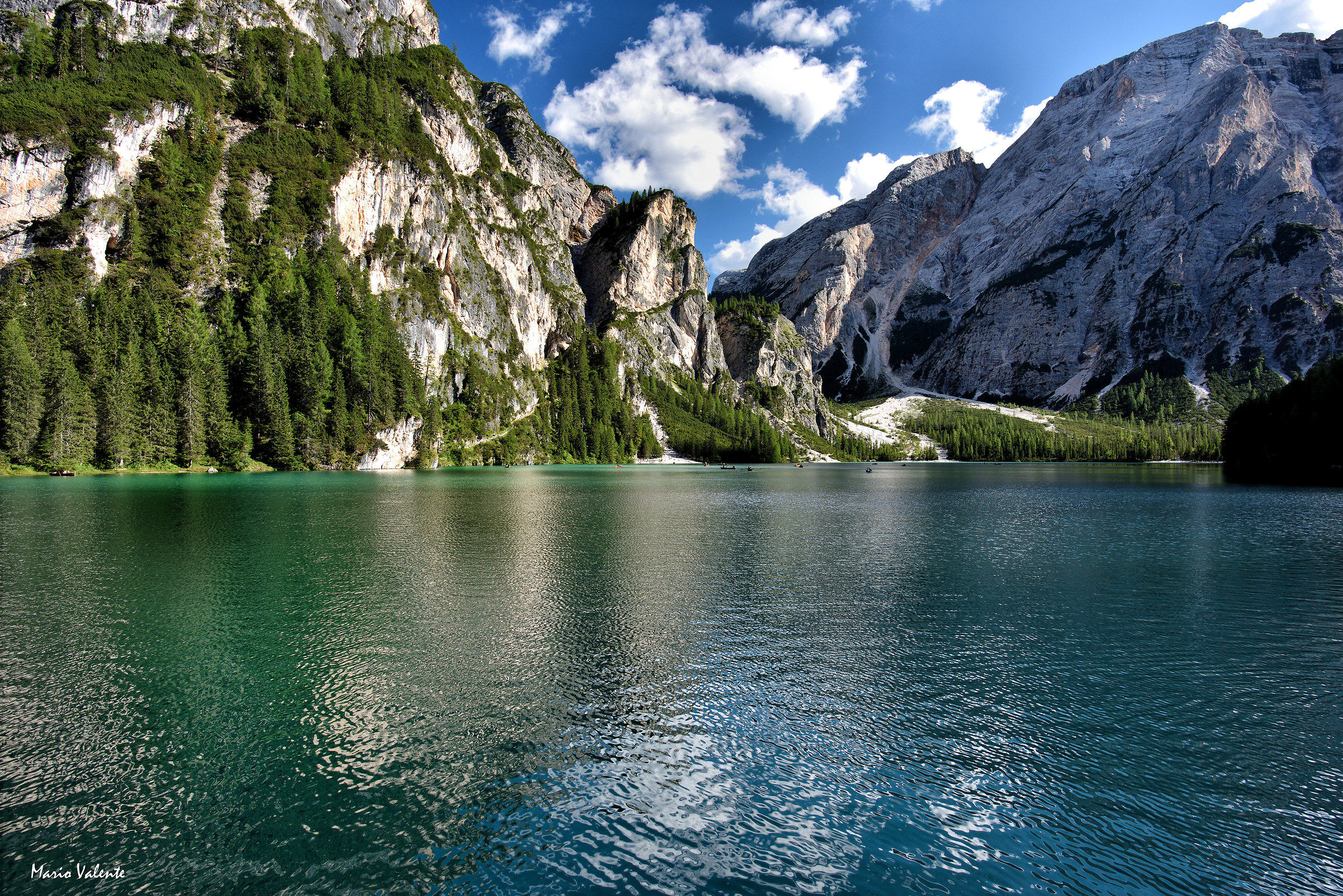 Increspature e riflessi sul lago di Braies
