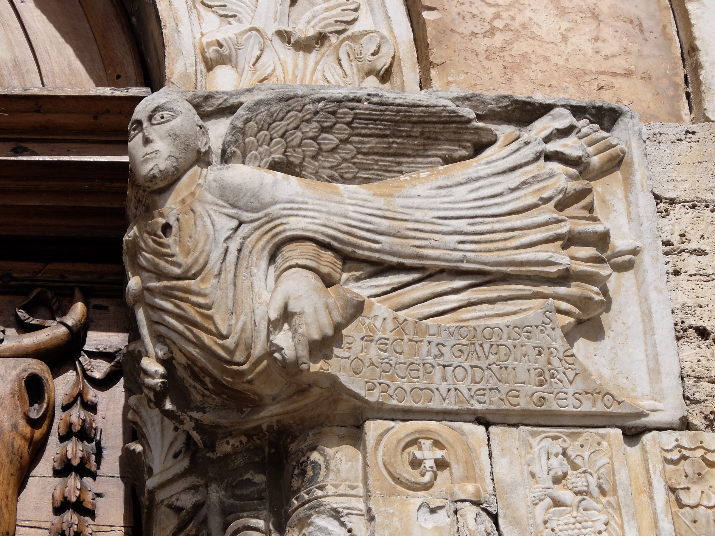 Bevagna: St. Michael Arc. -particolare portal