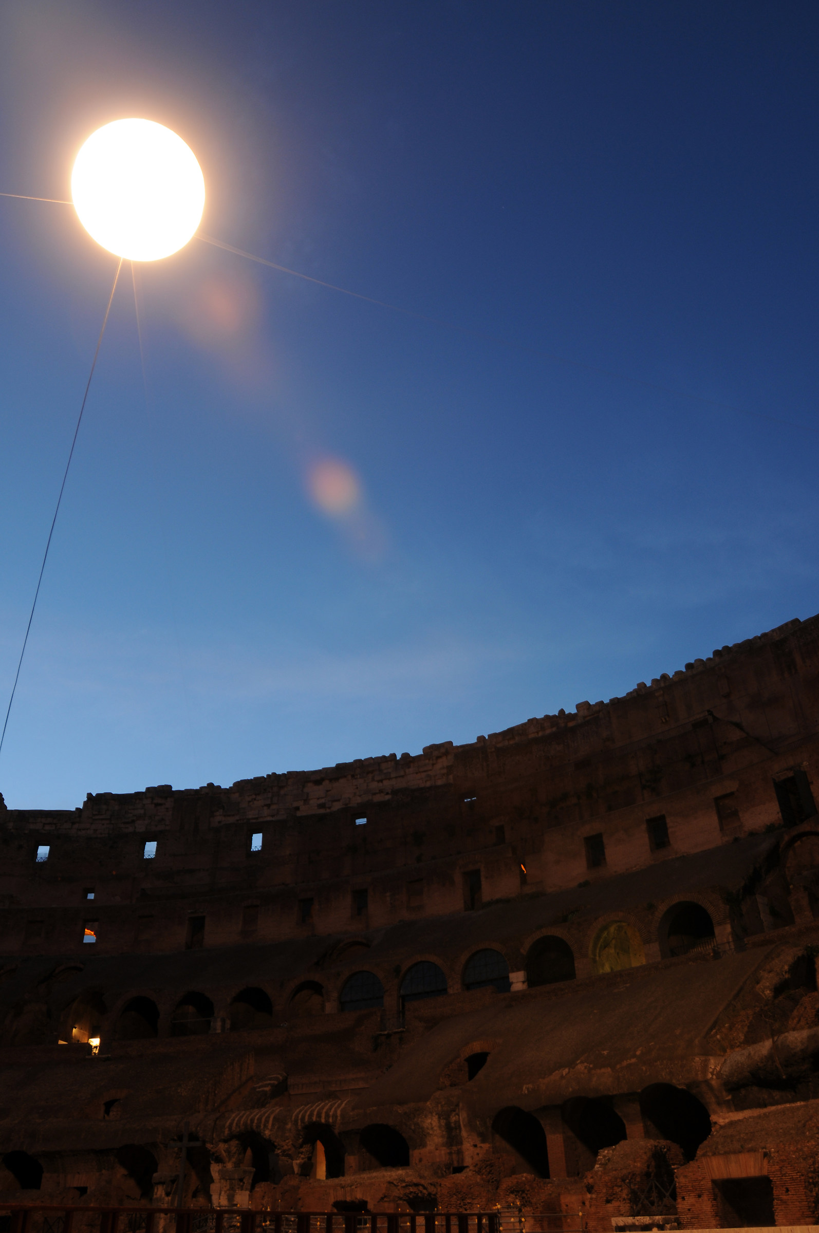 Luna al Colosseo