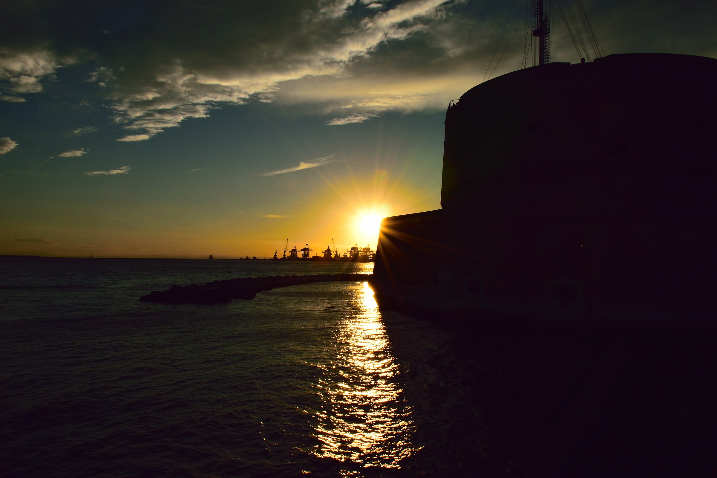 Silhouette of the Aragonese castle