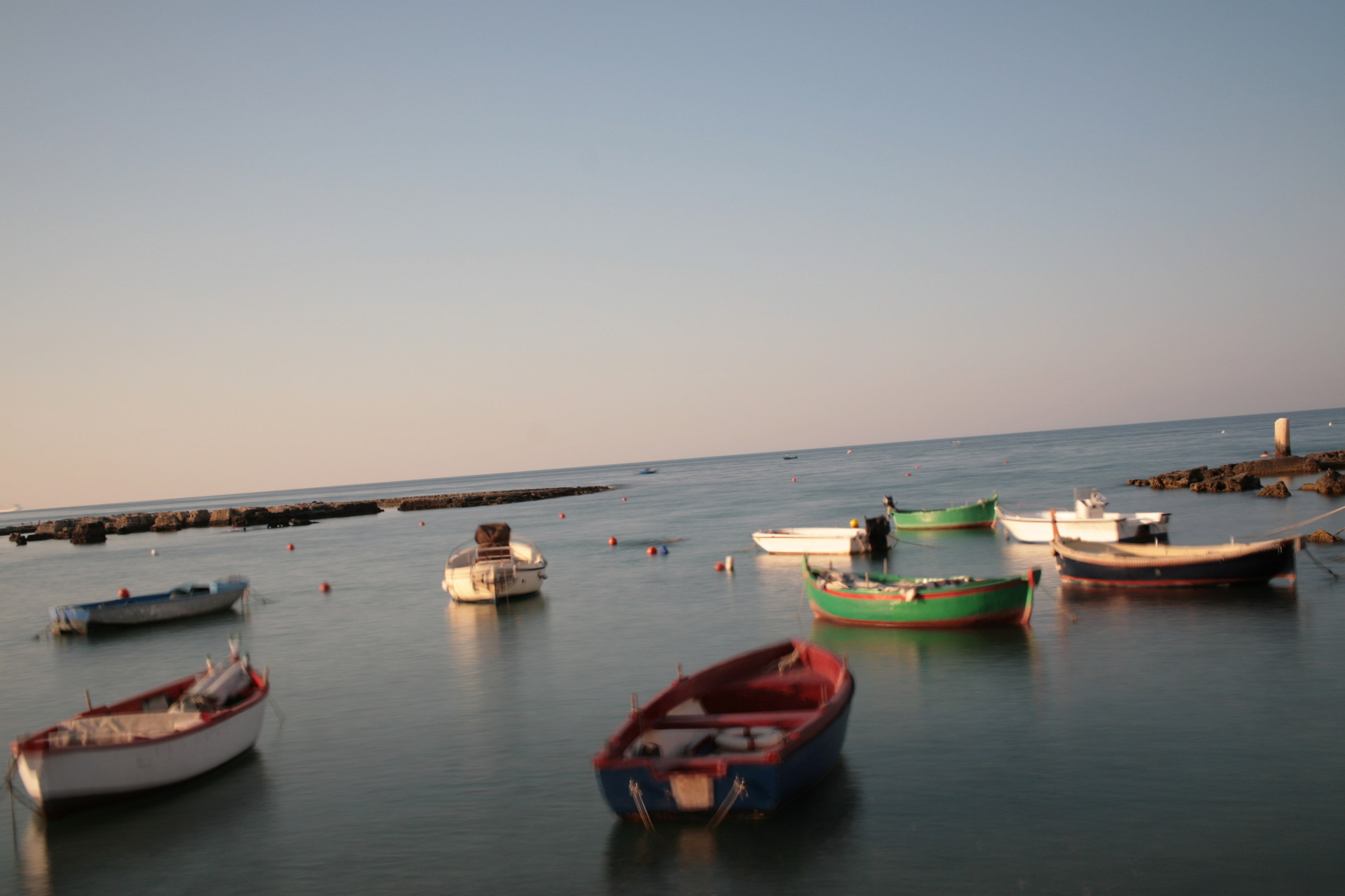 Tramonto tra le barche