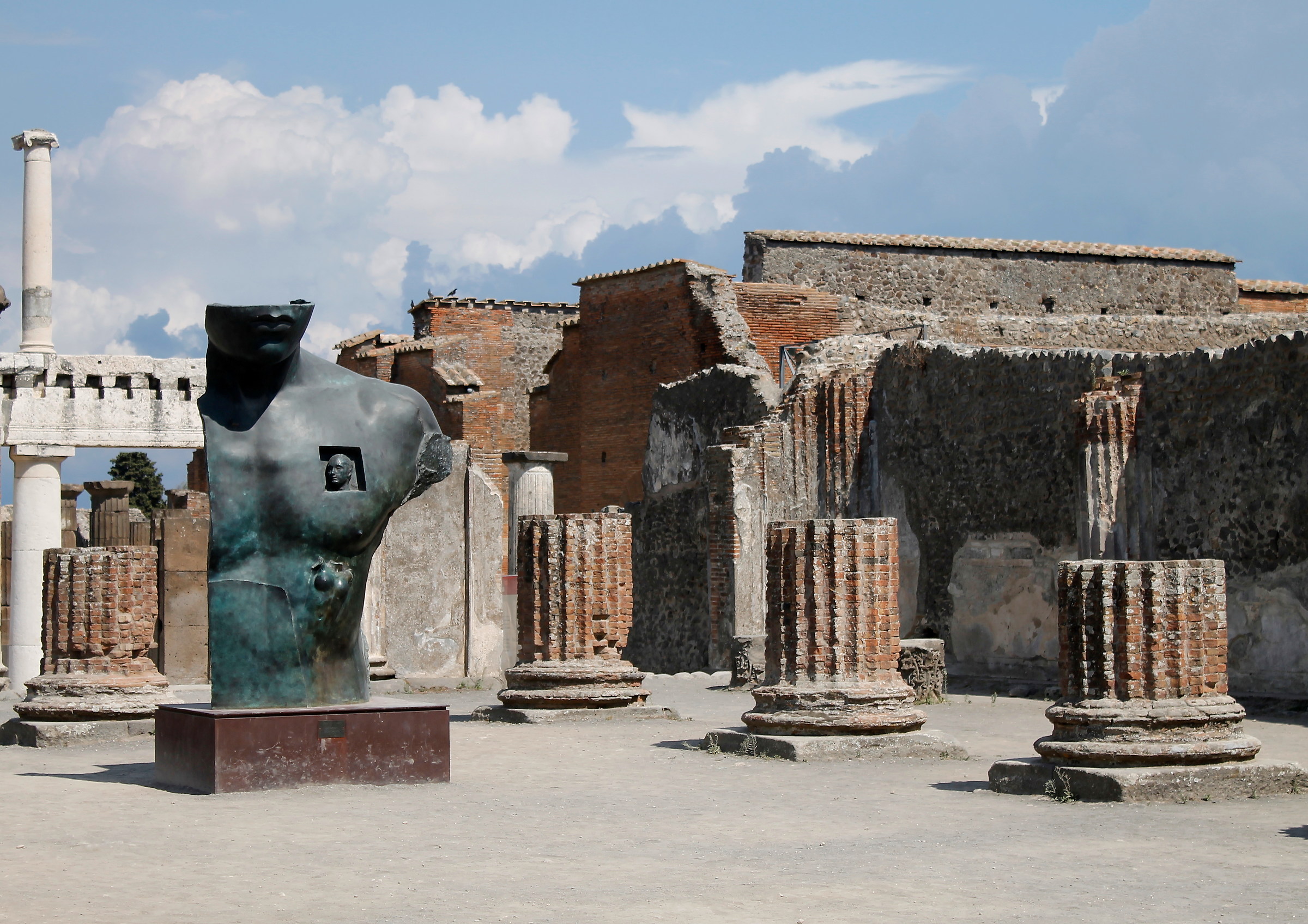 volti e colonne spezzate