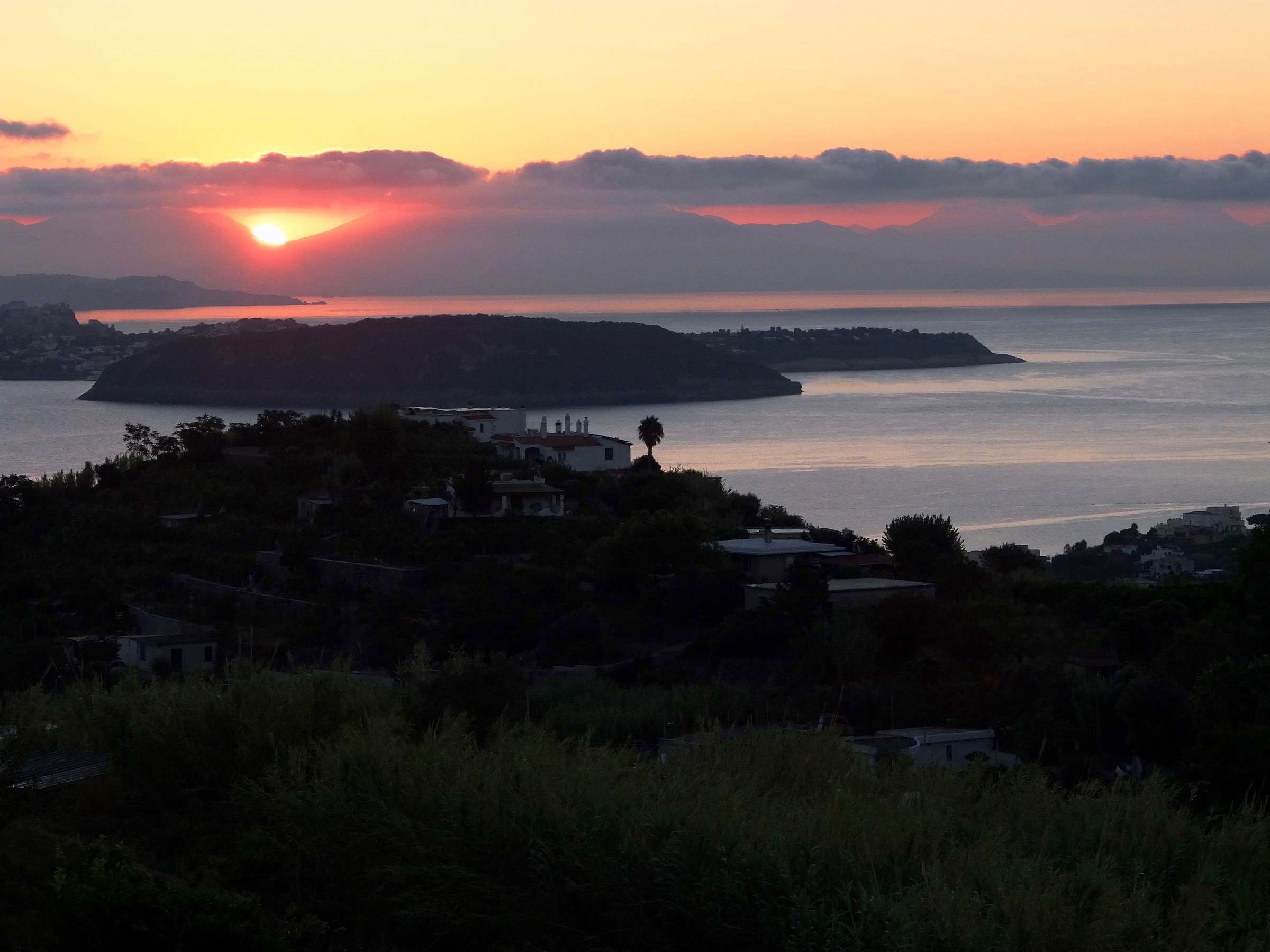 Alba a Napoli vista da Fiaiano Ischia
