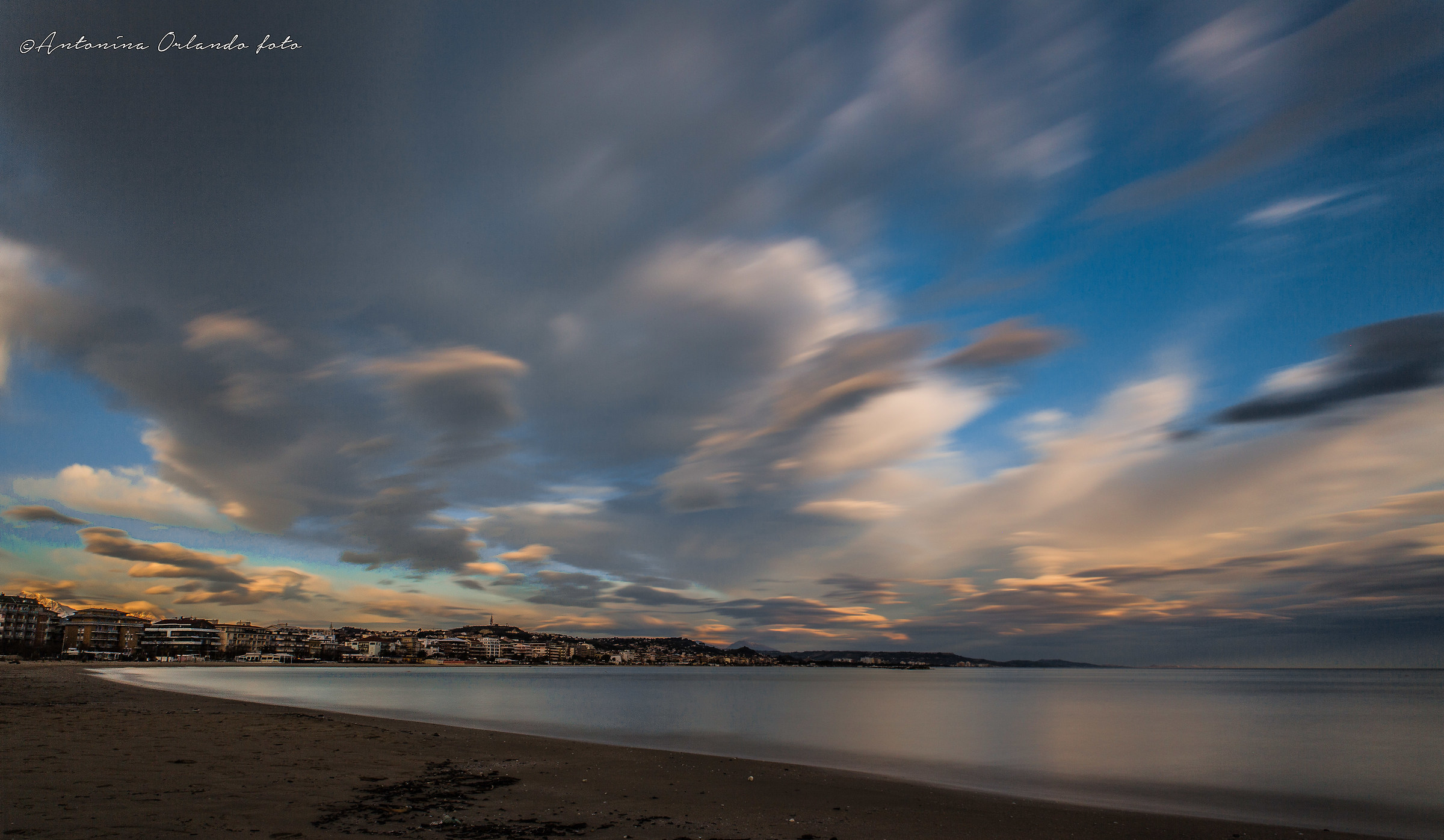 Nuvole all'alba sul lungomare