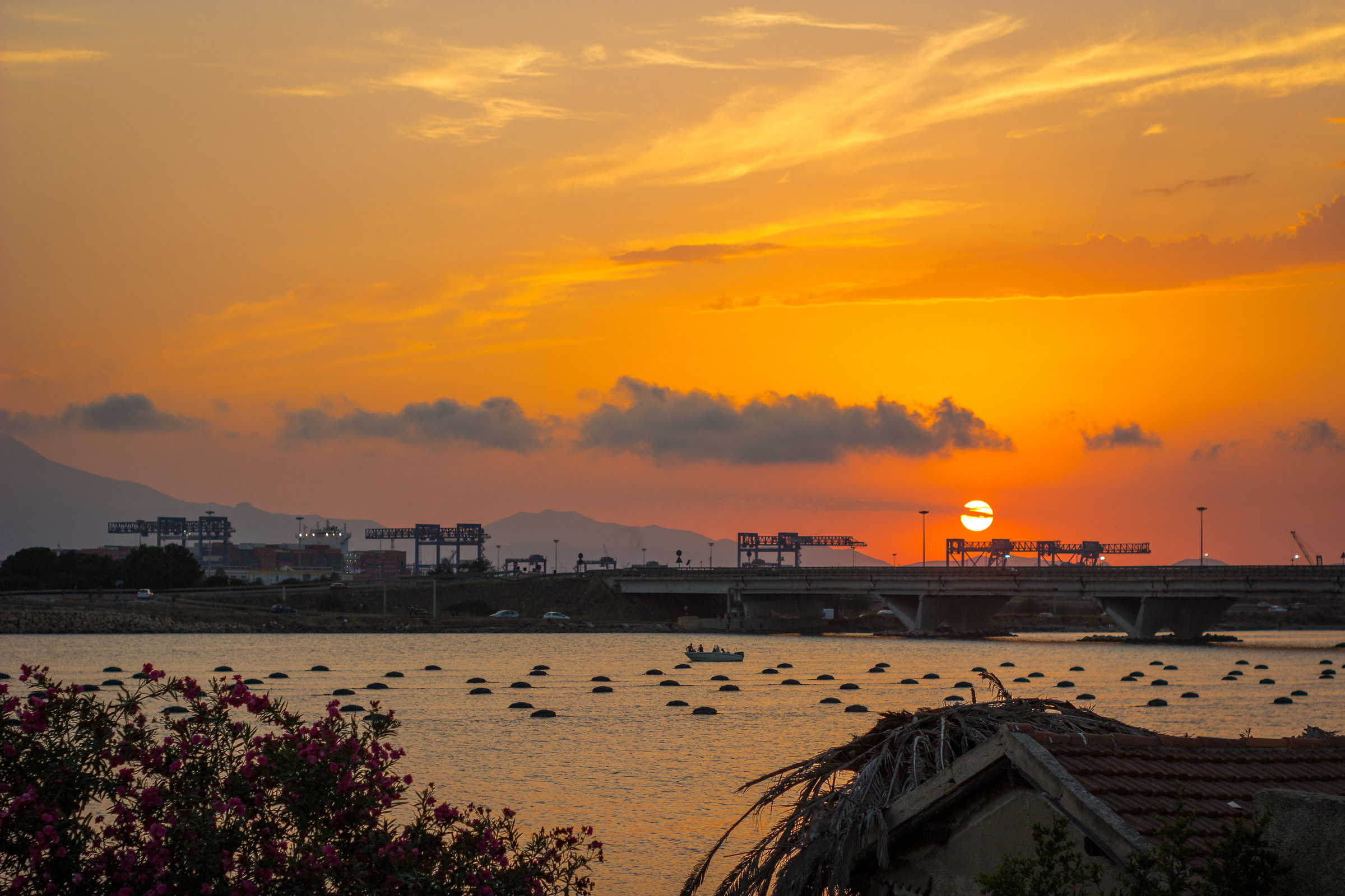 Il tramonto, la laguna, i pescatori, le cozze, il porto