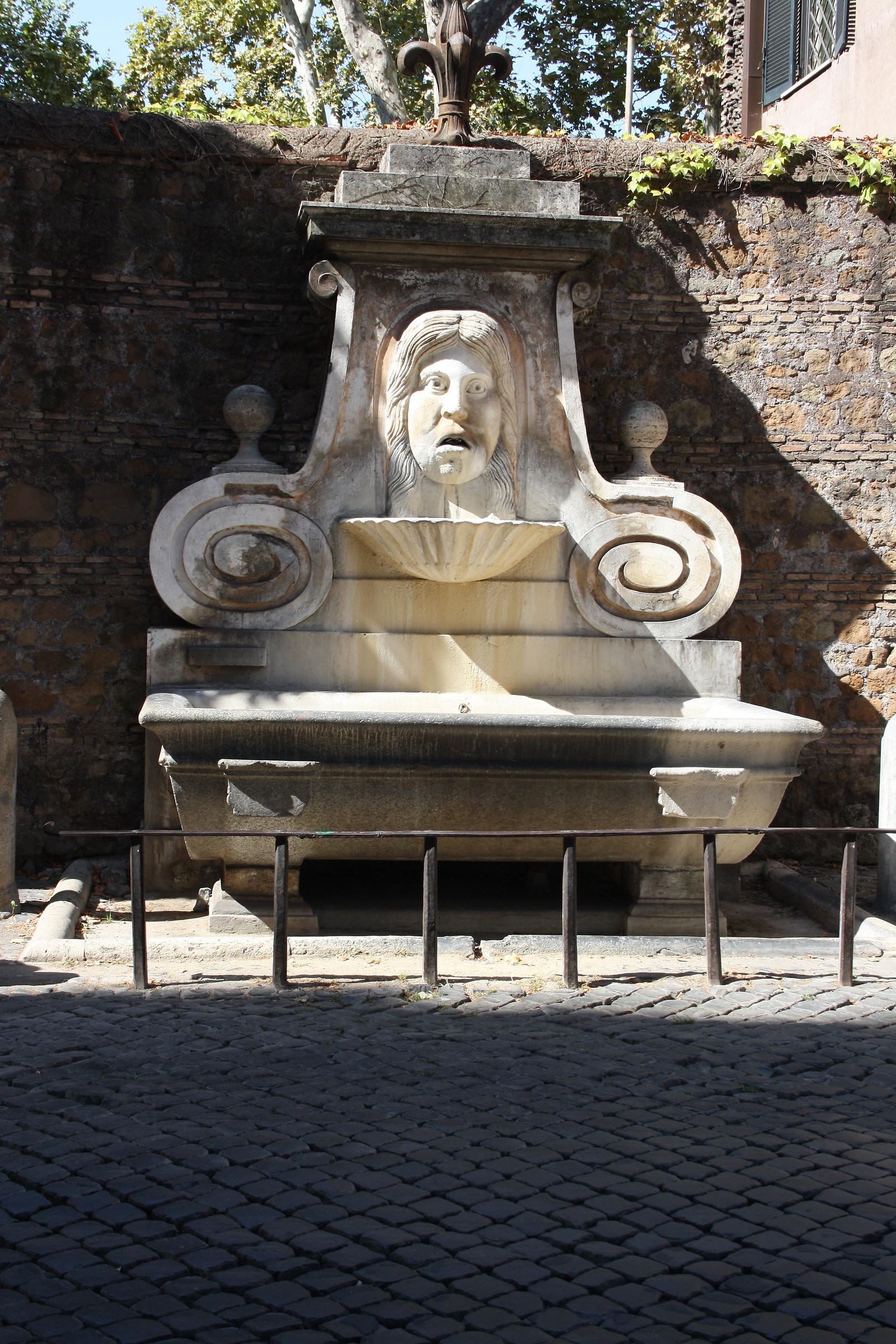 Fontana del Mascherone in Via Giulia