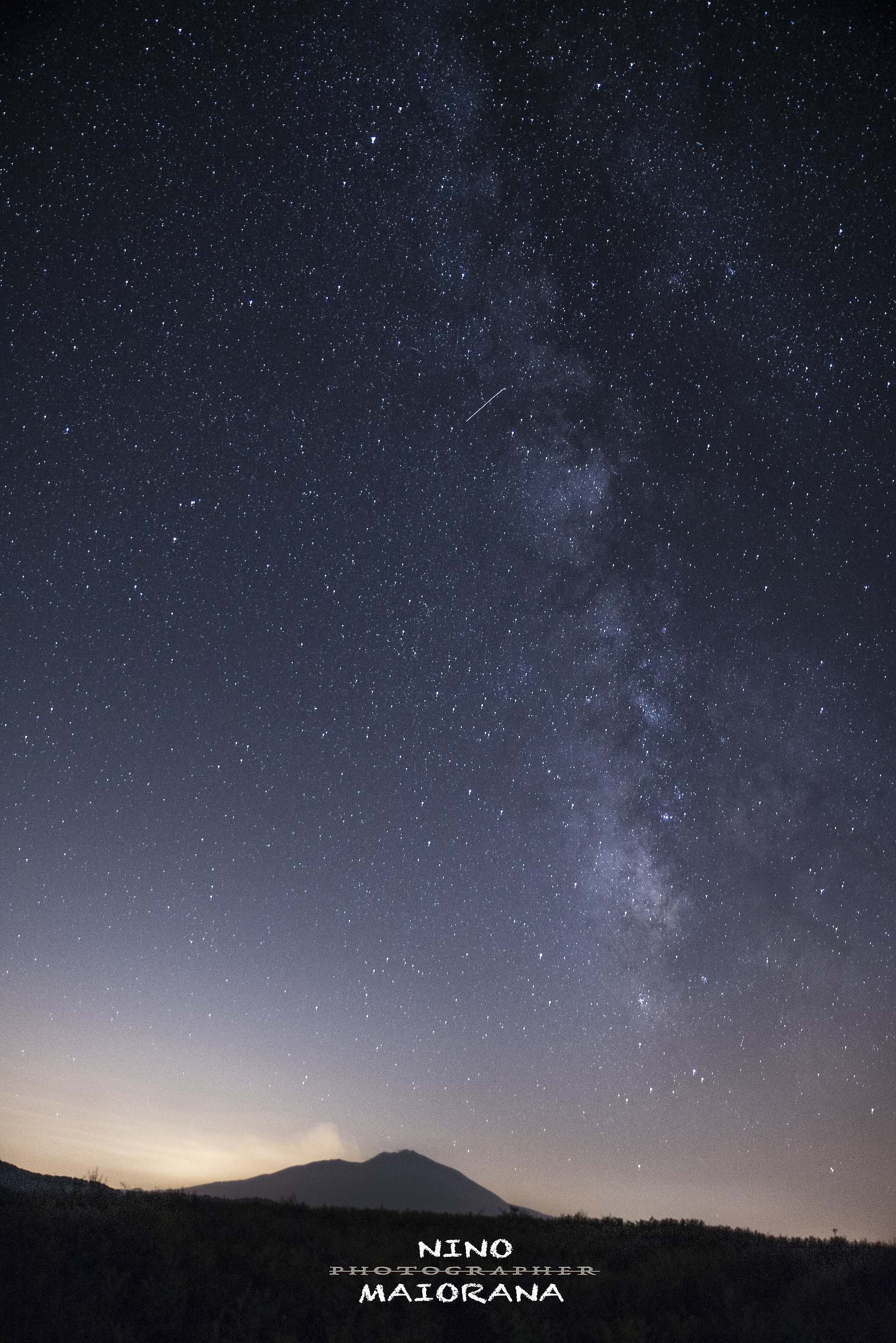 La Via Lattea, una stella cadente, l'Etna..