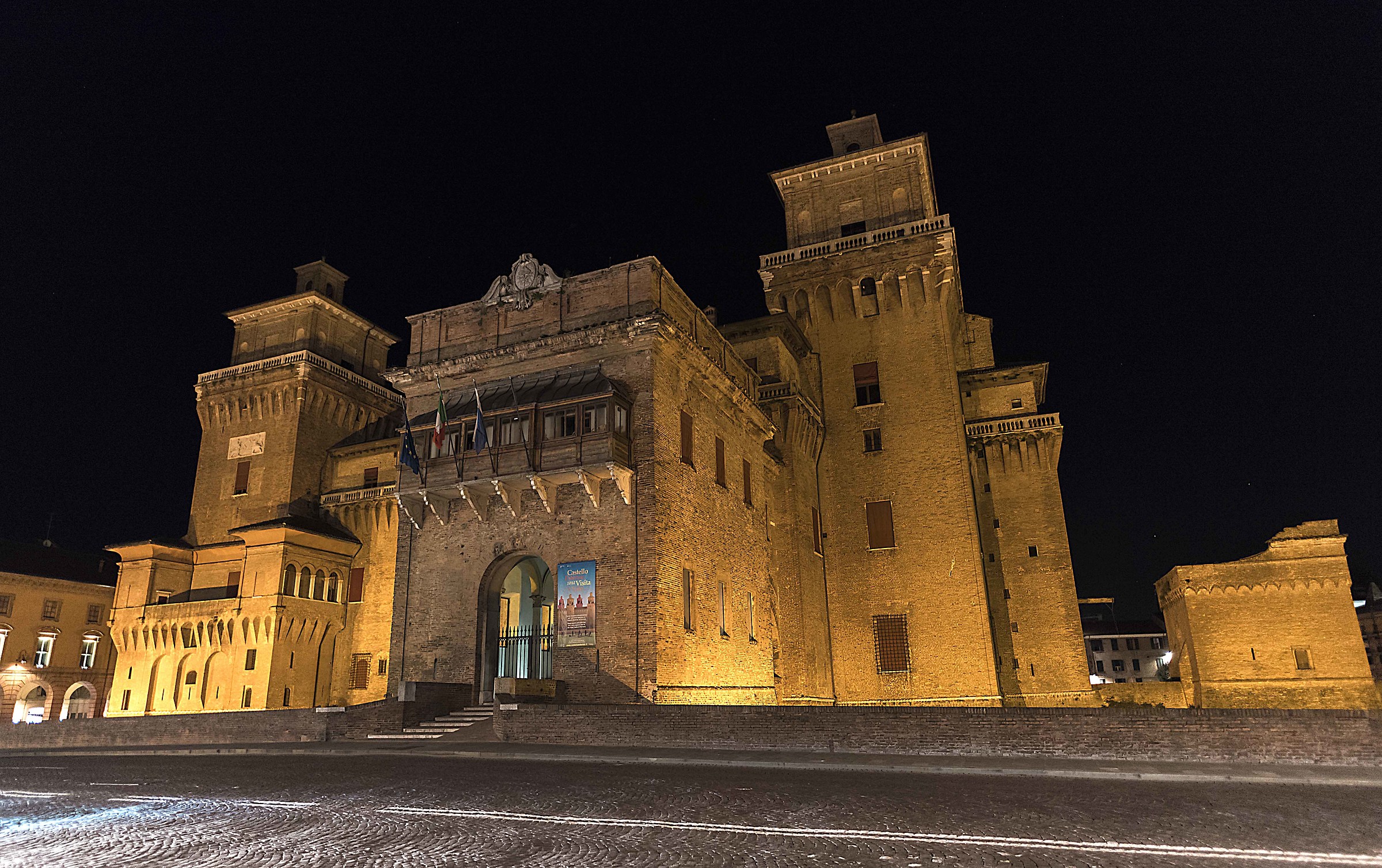 Ferrara / night of St. Michael (Estense Castle)