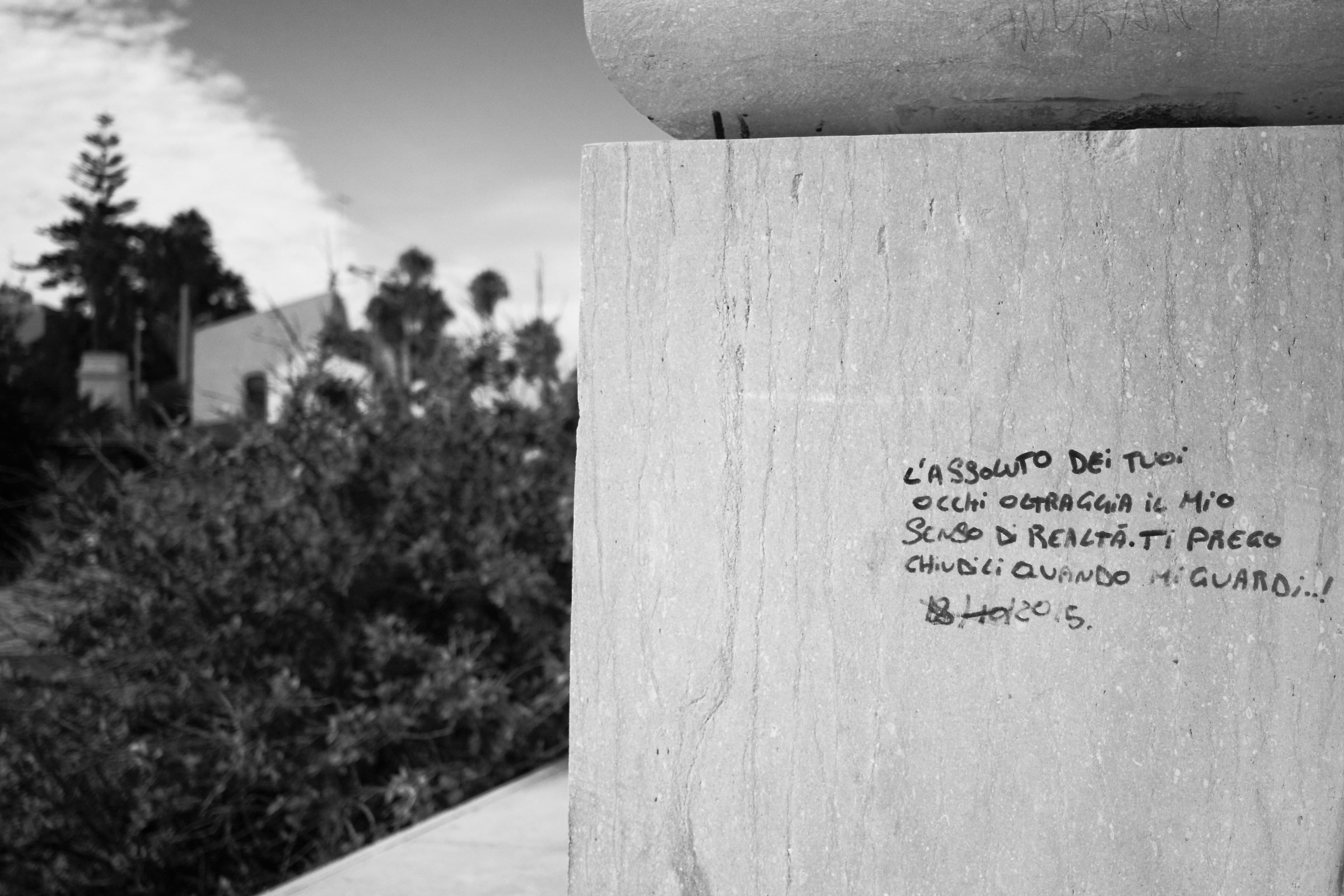 Monumento ai caduti in Africa - Graffiti