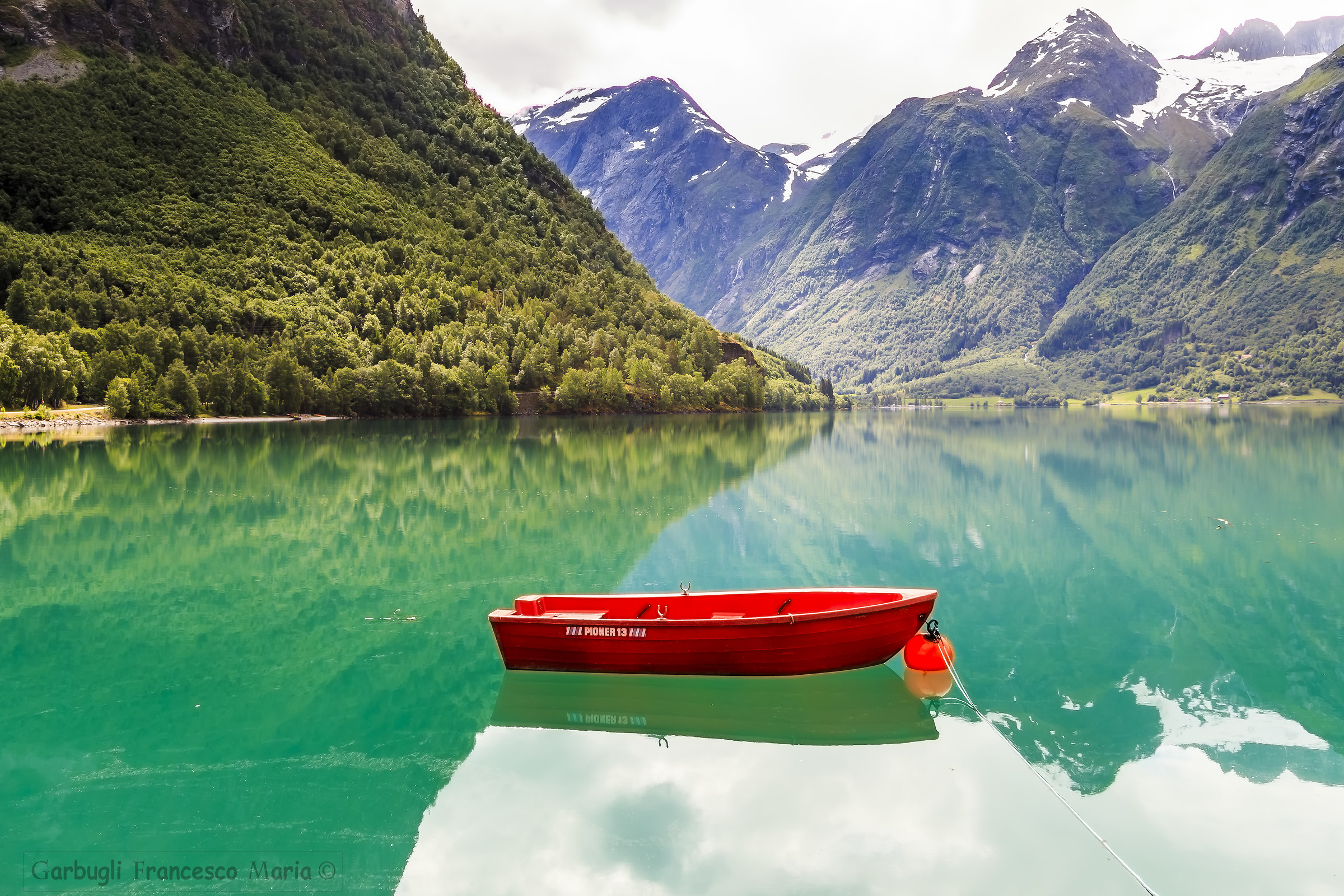 La barchetta rossa.... nel Lago di Stryn