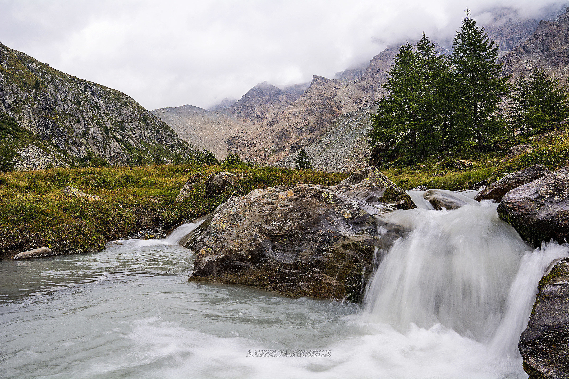 Torrente nella piana di preda rossa