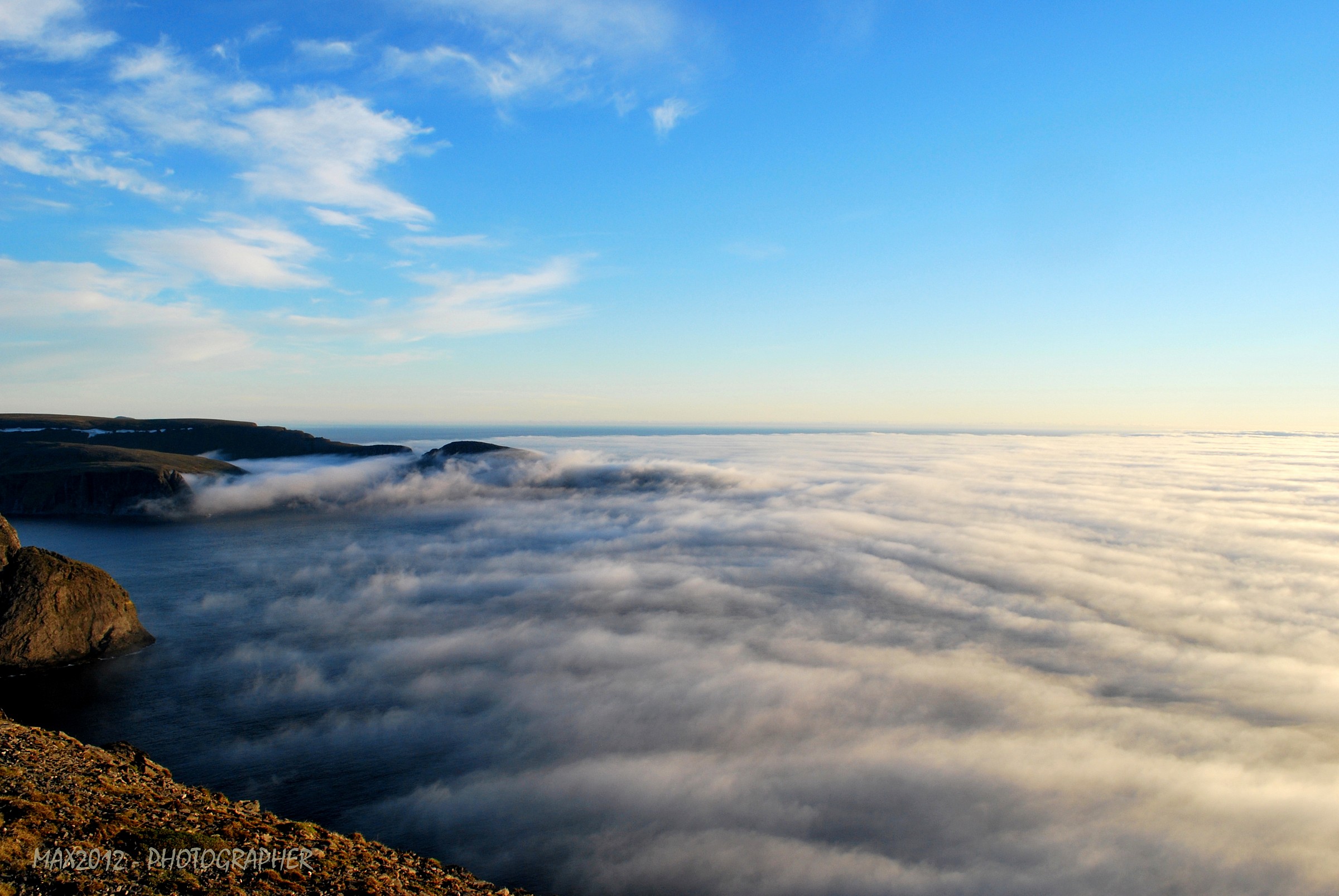 La nebbia sul mare e il Sole di mezzanotte a Capo Nord