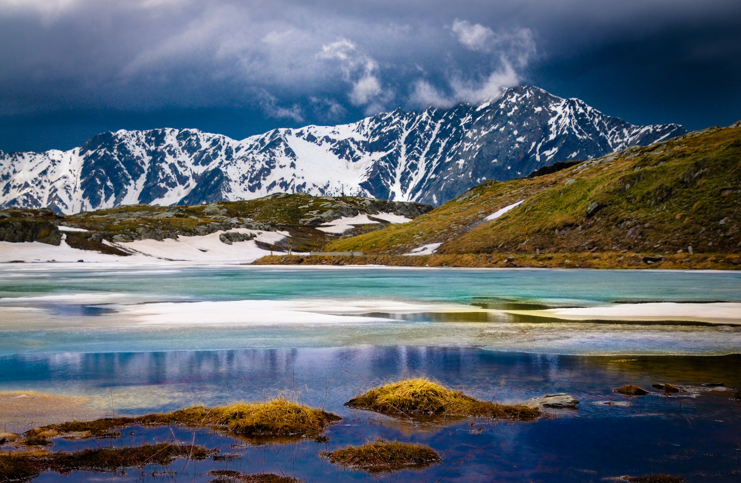 Lago Bianco al disgelo in un temporale