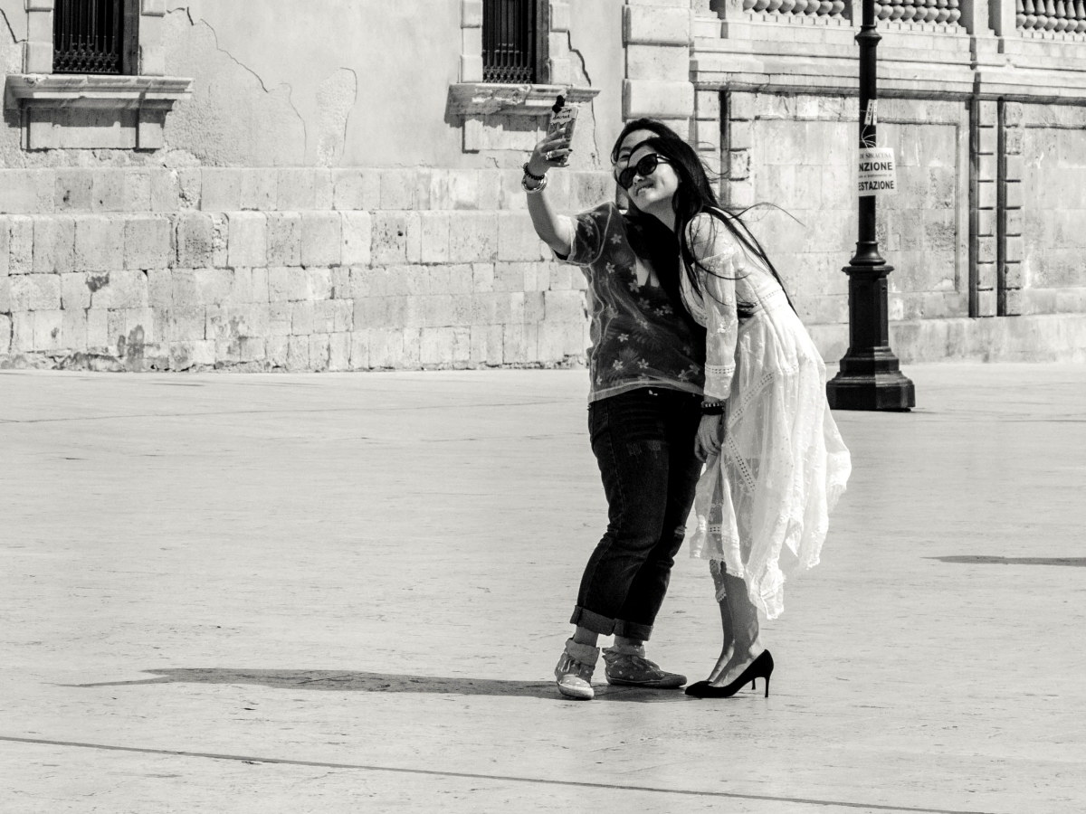 One selfies but two different ways of being