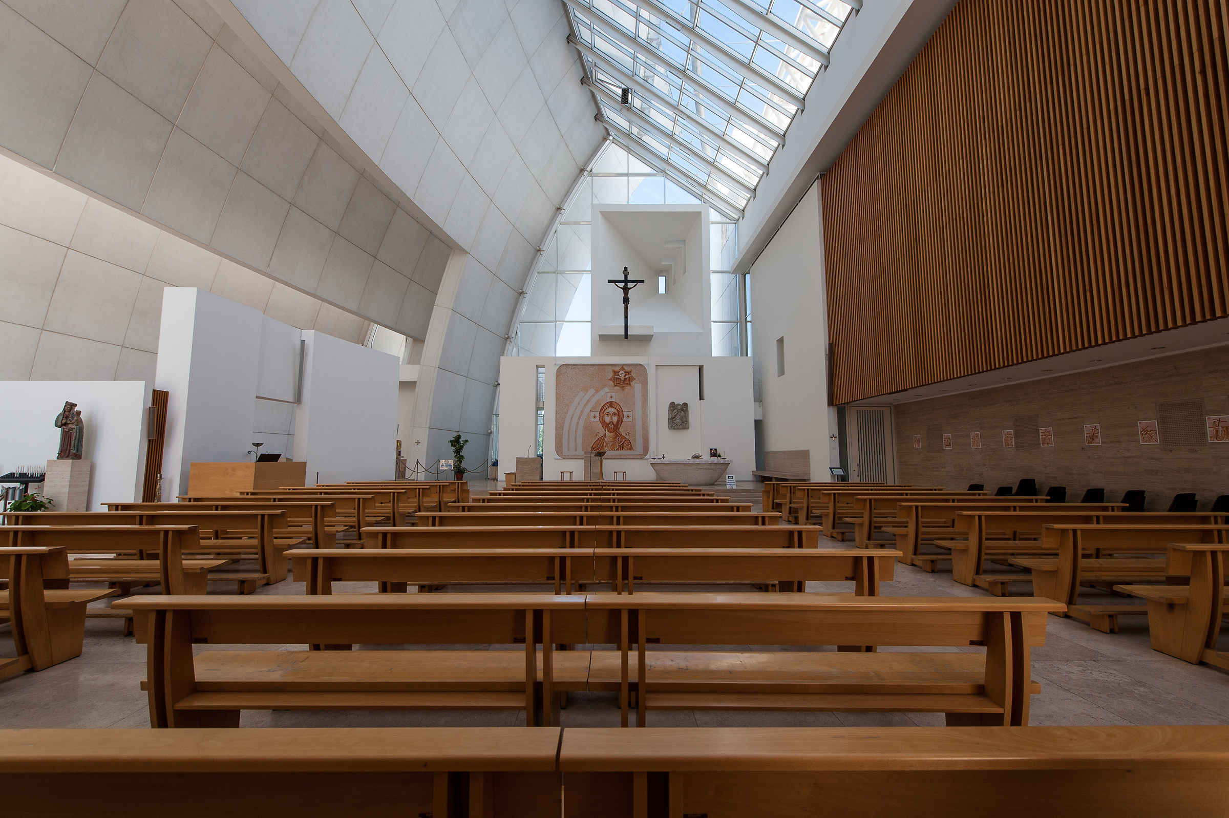 Roma-Interno Chiesa Dio Padre Misericordioso (R. Meier)