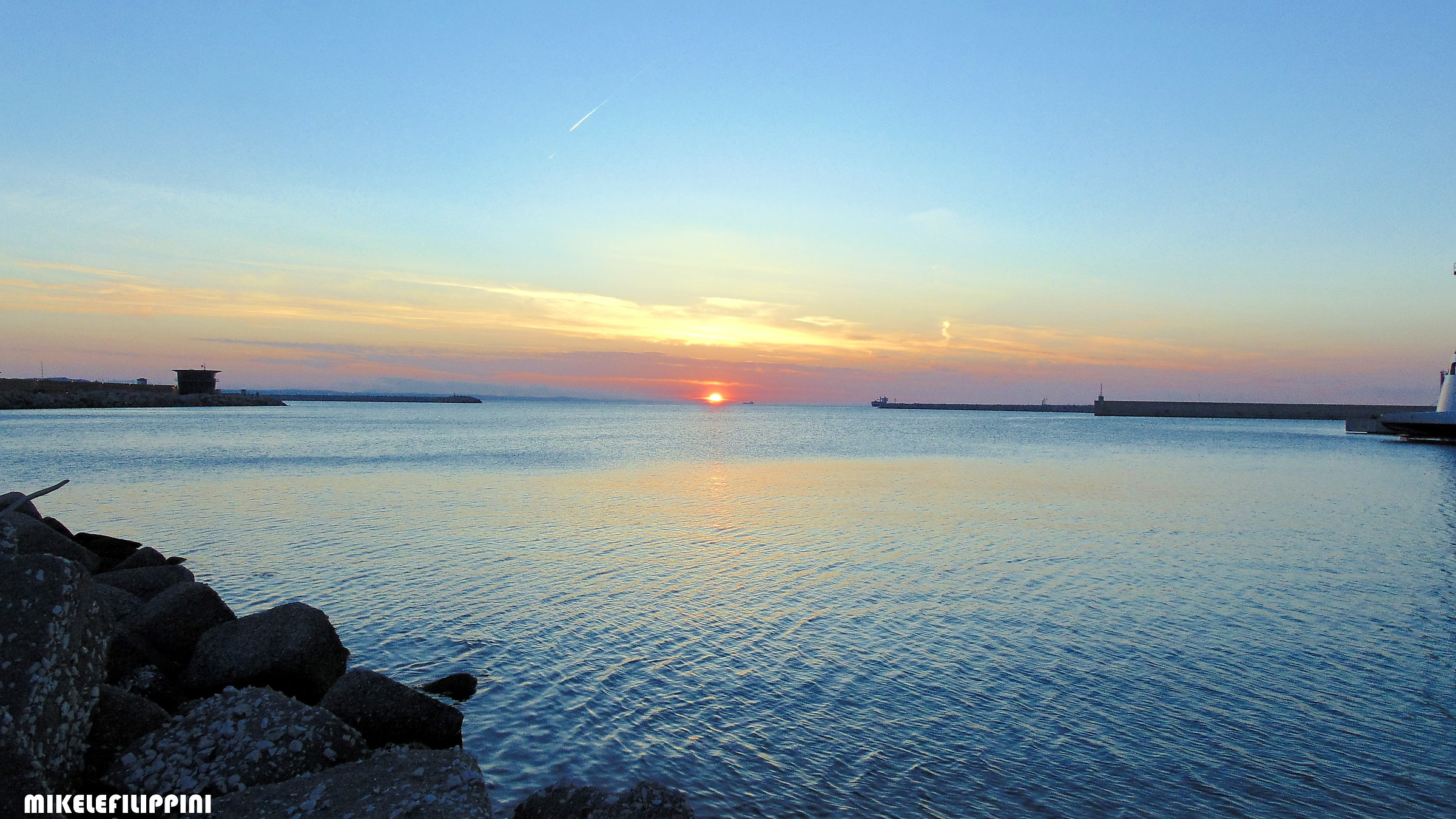 F 7.7 .....1/50 sec. .......iso 100 ...... mano libera