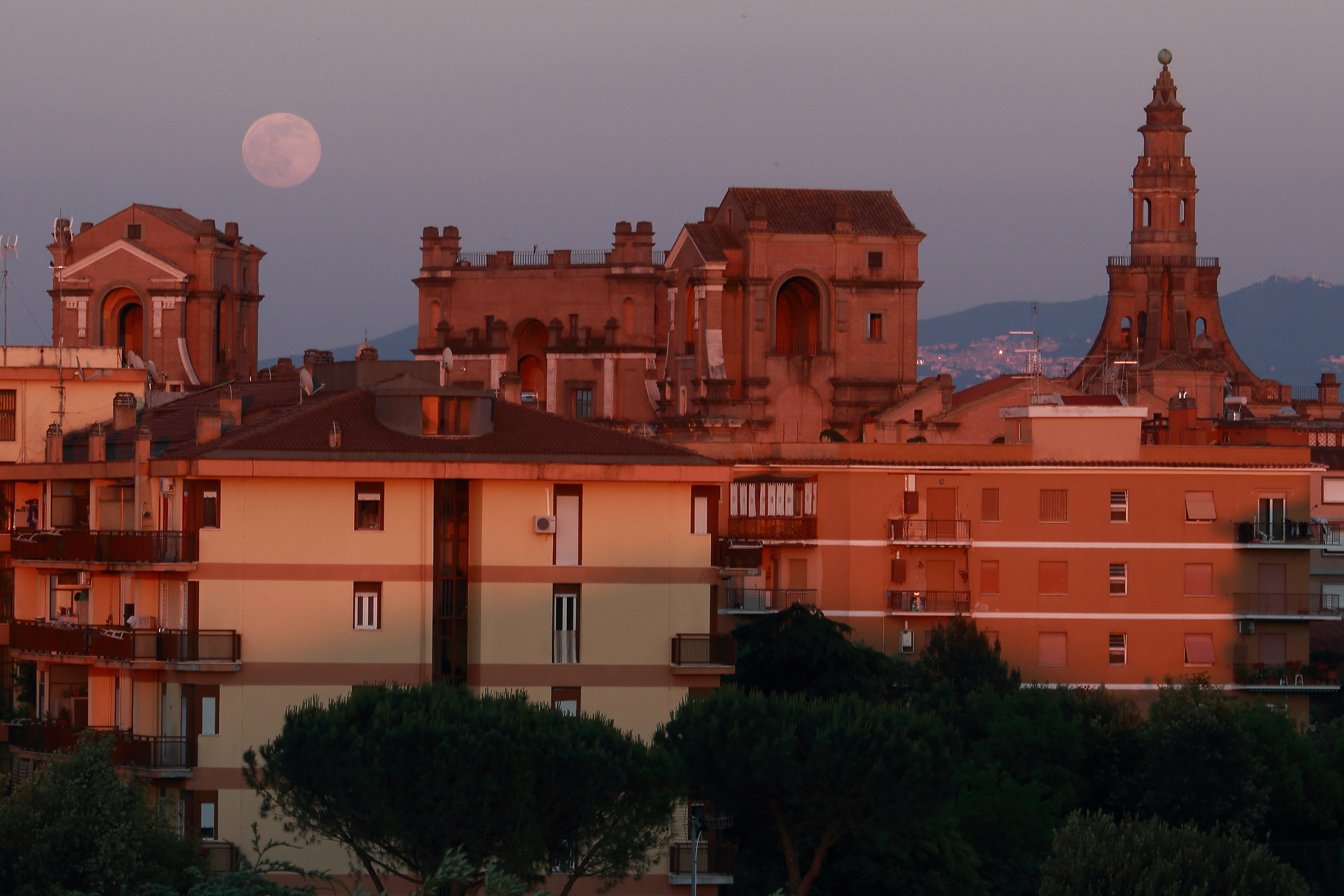 Sorge la luna sul liceo