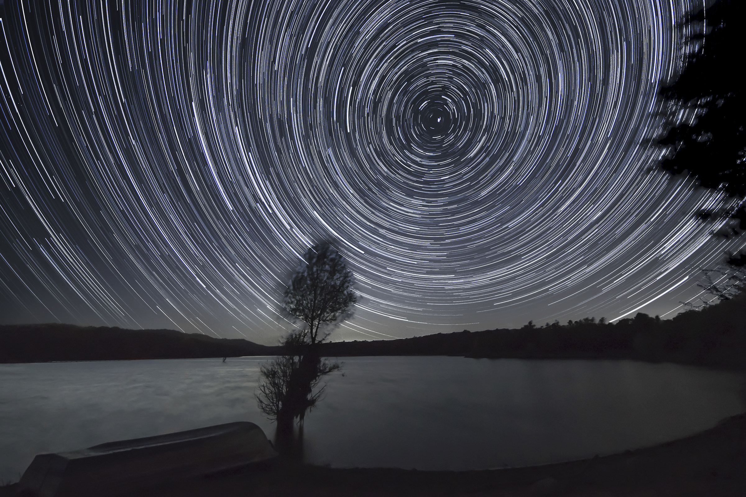 Startrails the dam