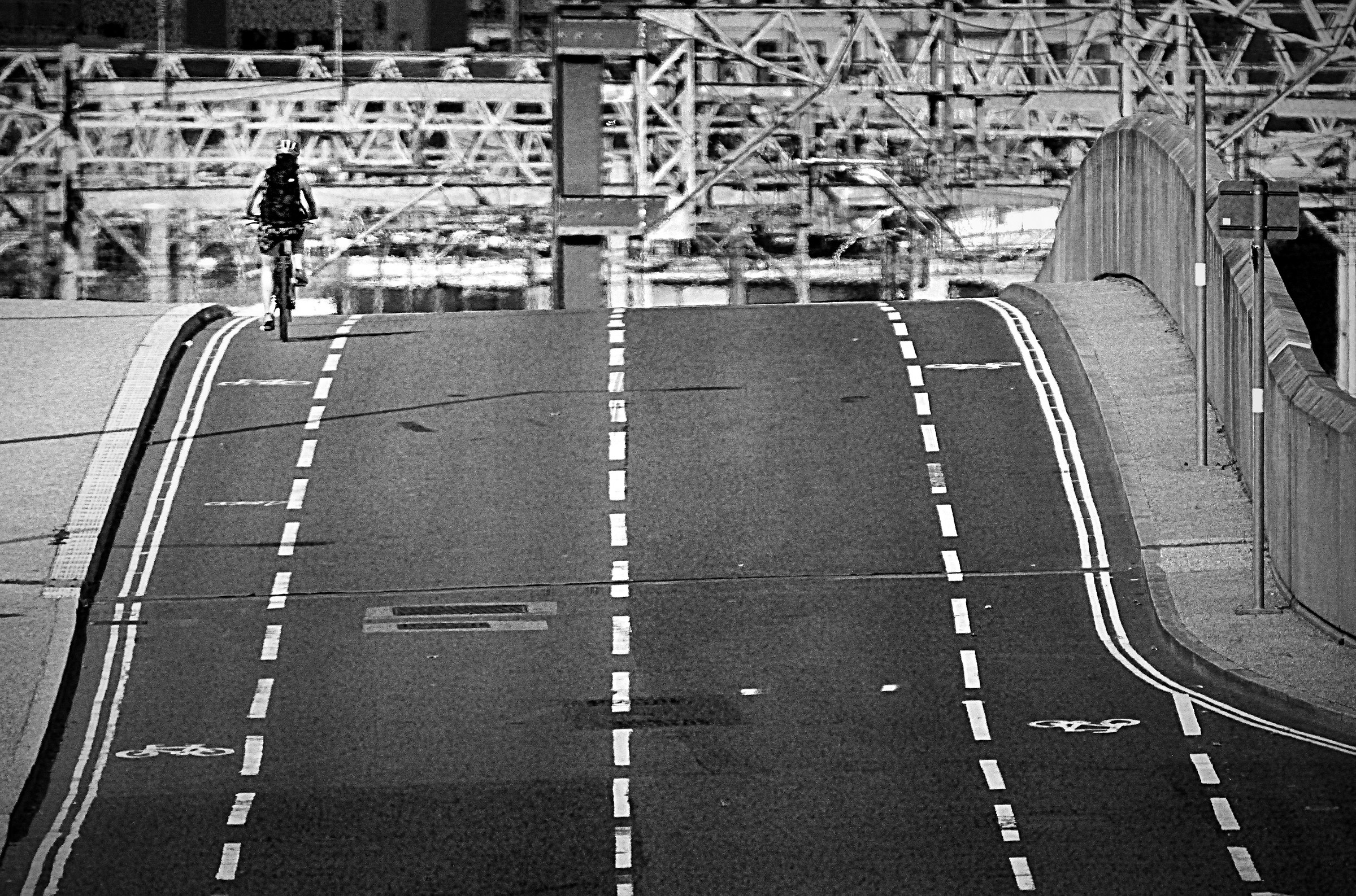 Pista ciclabile in bianco e nero (quattro forme di trasporto...