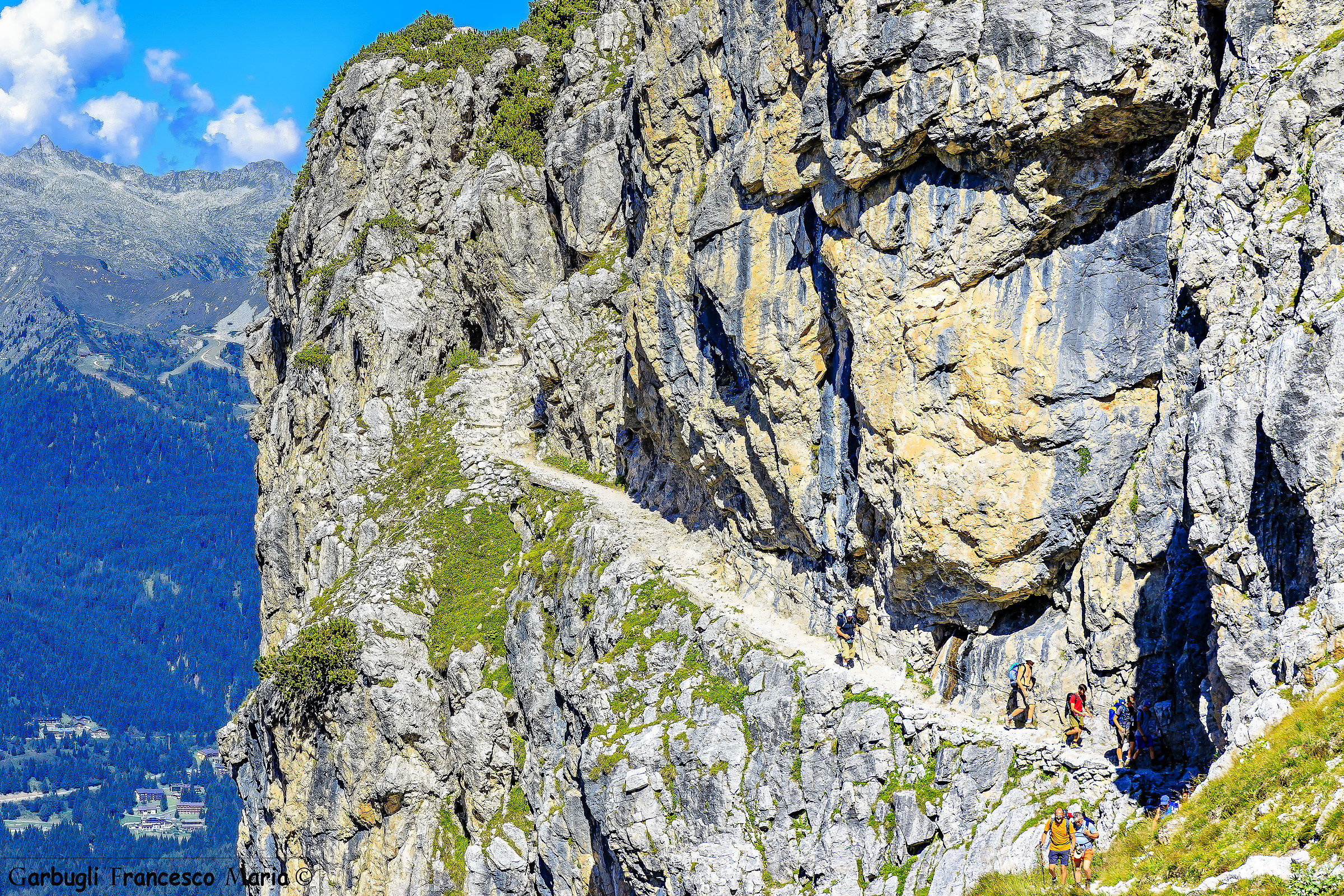 Il sentiero netta  rioccia...finalmente il Brentei